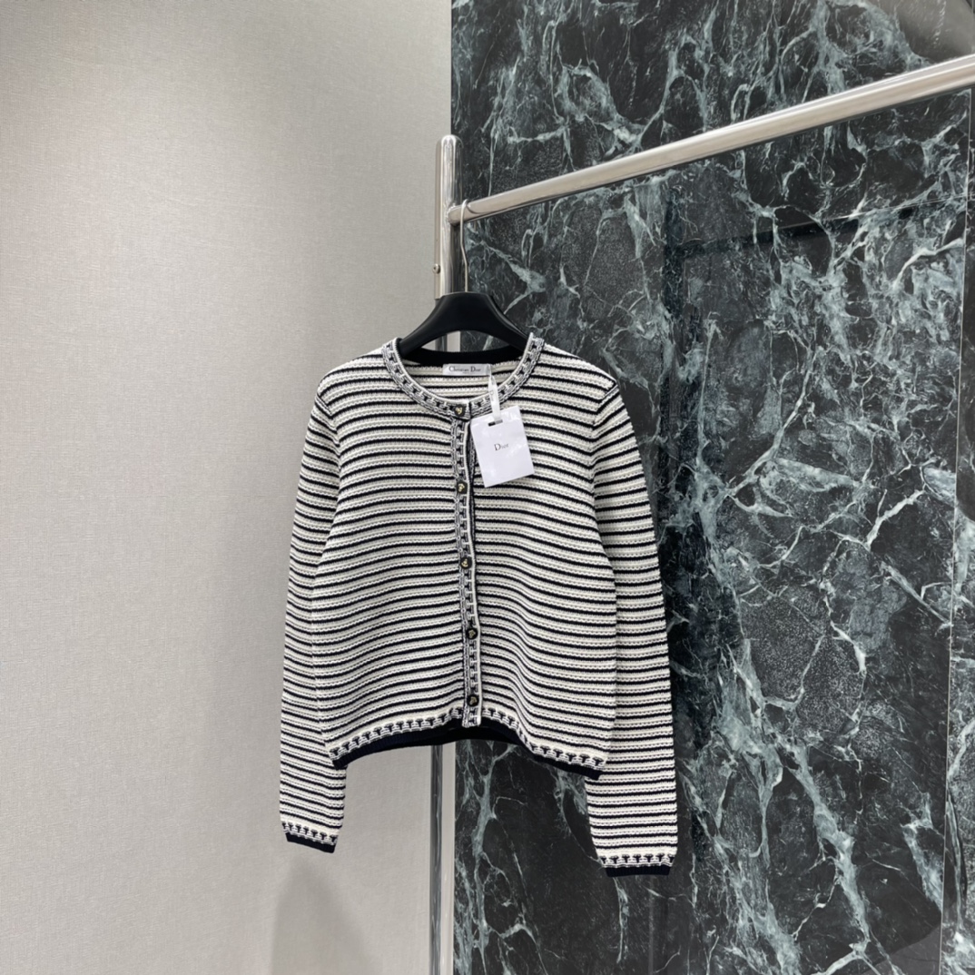 Ｄ家 25秋冬新款 条纹针织开衫 经典船锚纽扣设计 圆领长袖版型 采用柔软舒适的针织面料，竖向条纹纹理设