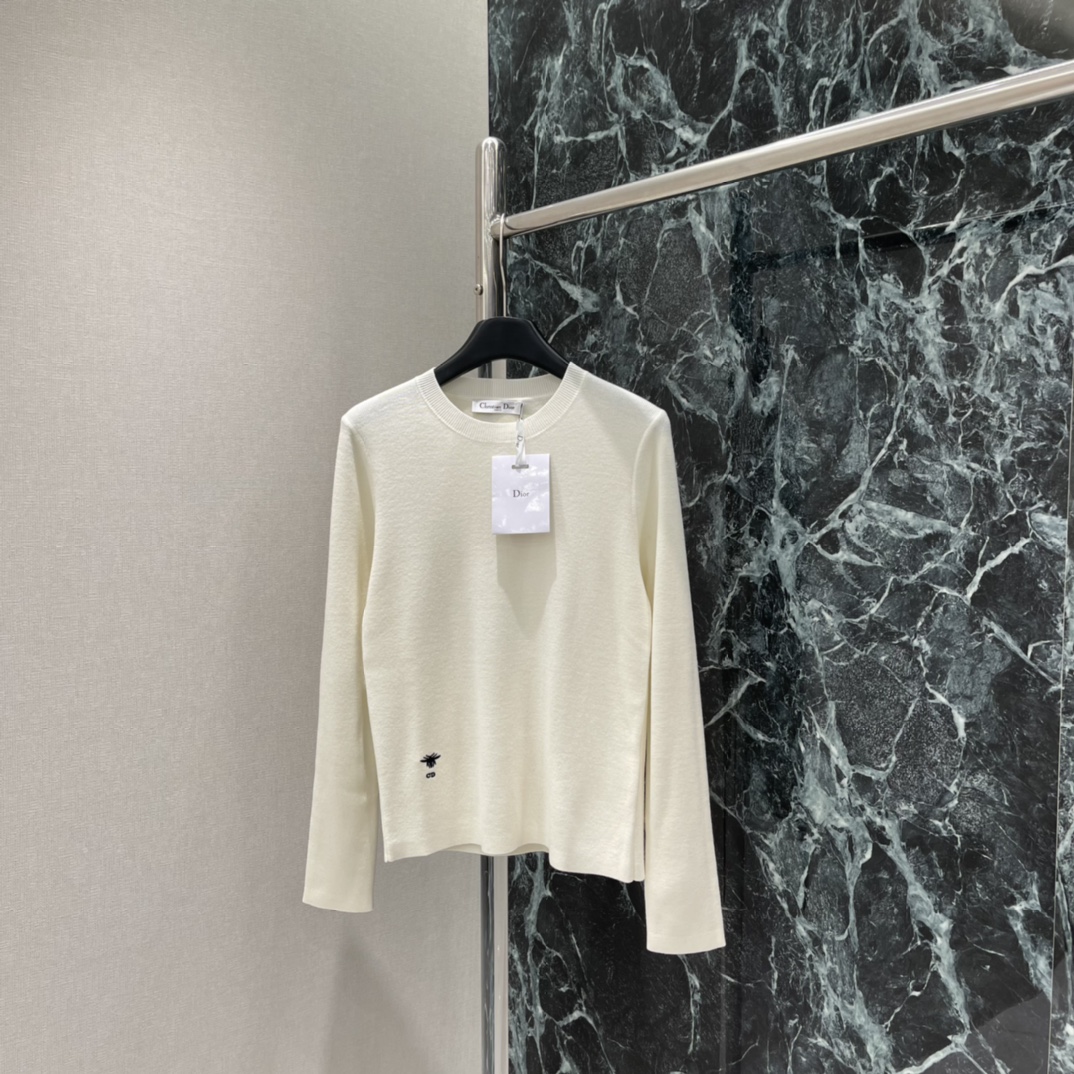 Ｄ家 25秋冬新款 针织羊绒长袖上衣 下摆饰以刺绣蜜蜂徽标装饰展示品牌调性 百搭款式不挑年龄肤色搭配裙装