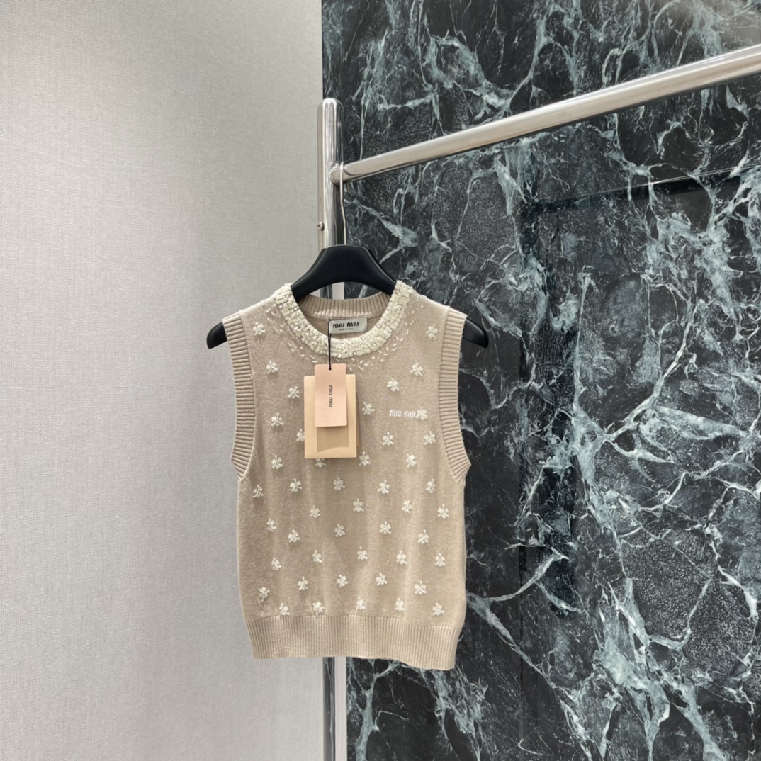 Miu 25秋冬新款 钉珠碎花针织背心 大身环绕脖子以钉珠点缀，内外疏密有致，躯干部分钉珠组合成花朵造型