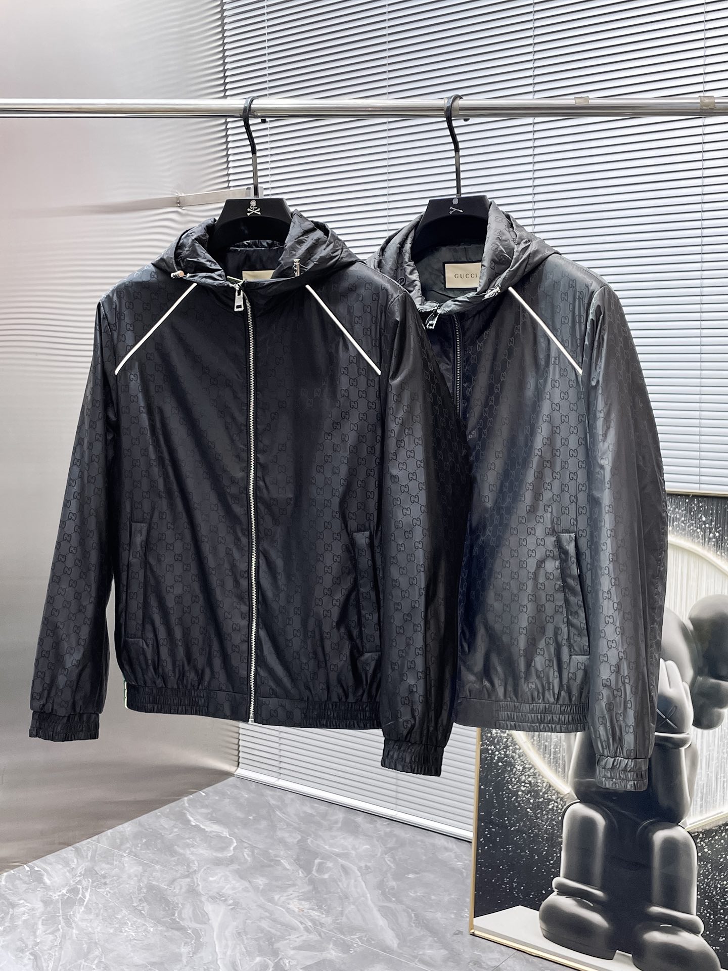 NO:936859,GUCCI 2026 new hooded jacket, high-end version!  Custom-made fabrics at the counter are highly breathable and comfortable, with impeccable details and brand element design concepts, reflecting high quality. It feels delicate and soft!  It presents a casual cut and the upper body shape is awesome!  Size 48-56,,gucci,jackets & coats,jackets & coats,hats,19860909古奇 GUCCI 2026新款 连帽 夹克 外套,高端版本！专柜定制面料 透气舒适度高,细节无可挑剔,品牌元素设计理念,体现高品质.手感细腻柔软！呈现休闲裁剪,上身版型超赞！码数48-56,,gucci,jackets & coats,jackets & coats,hats,,Men's clothing