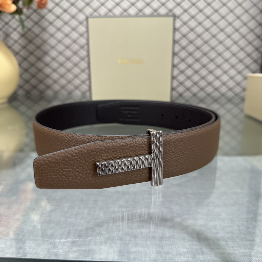 汤姆福特最新网红爆款双面头层牛皮专柜同步3.8宽新款上市了，原版牛皮，搭配铜扣，优雅，大方用的方便。谢谢