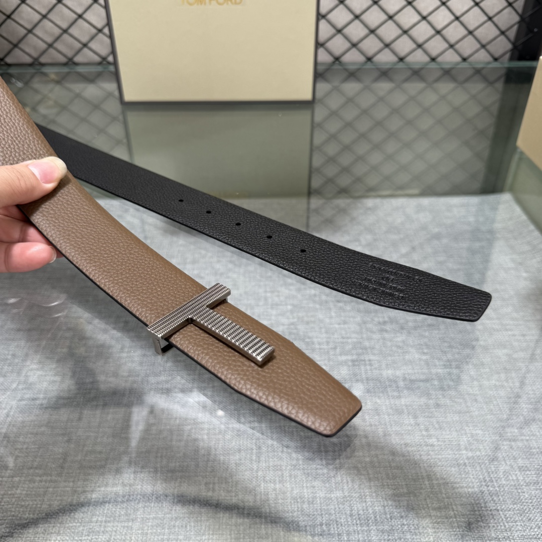 汤姆福特最新网红爆款双面头层牛皮专柜同步3.8宽新款上市了，原版牛皮，搭配铜扣，优雅，大方用的方便。谢谢