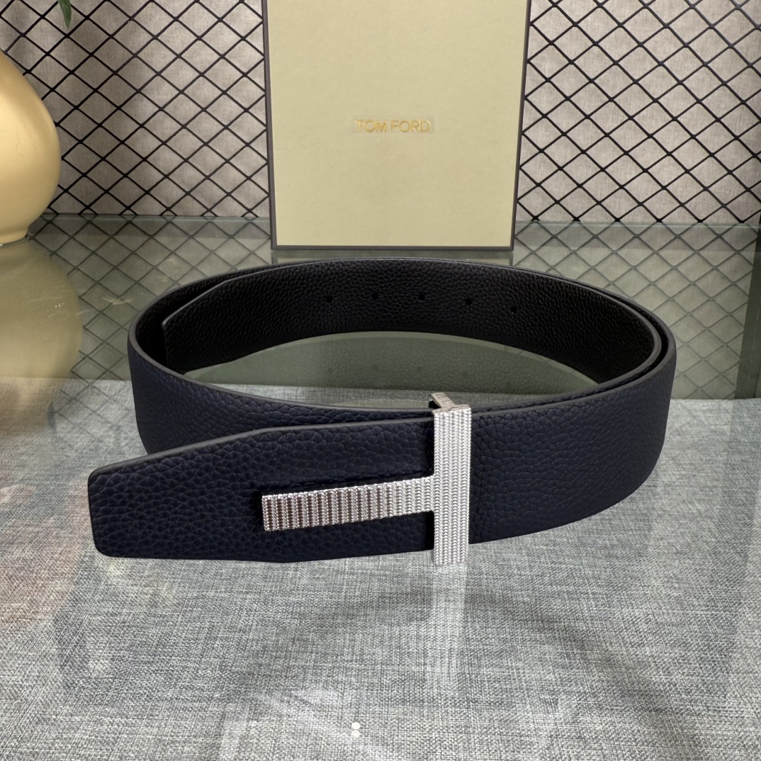 汤姆福特最新网红爆款双面头层牛皮专柜同步3.8宽新款上市了，原版牛皮，搭配铜扣，优雅，大方用的方便。谢谢