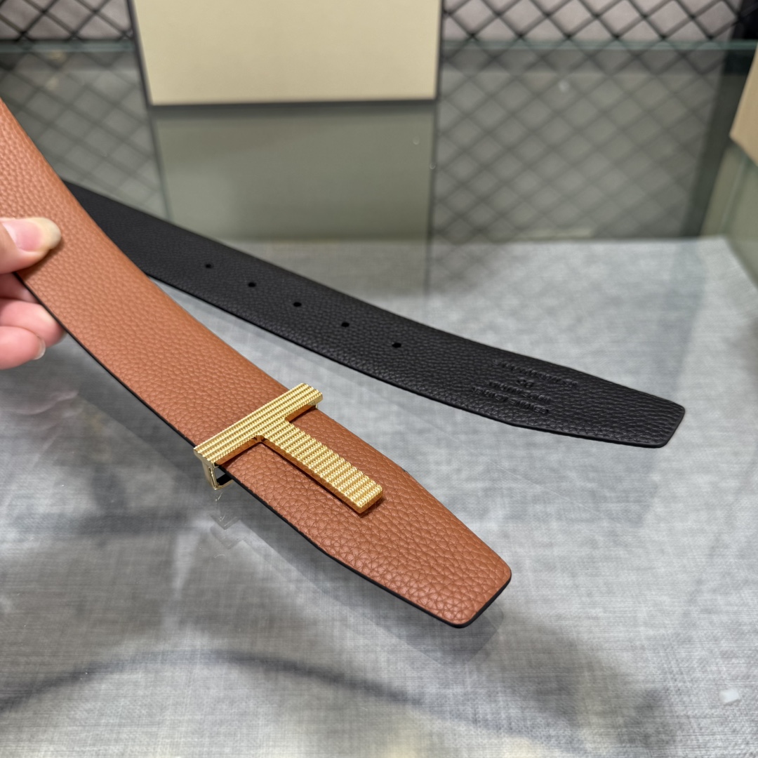 汤姆福特最新网红爆款双面头层牛皮专柜同步3.8宽新款上市了，原版牛皮，搭配铜扣，优雅，大方用的方便。谢谢