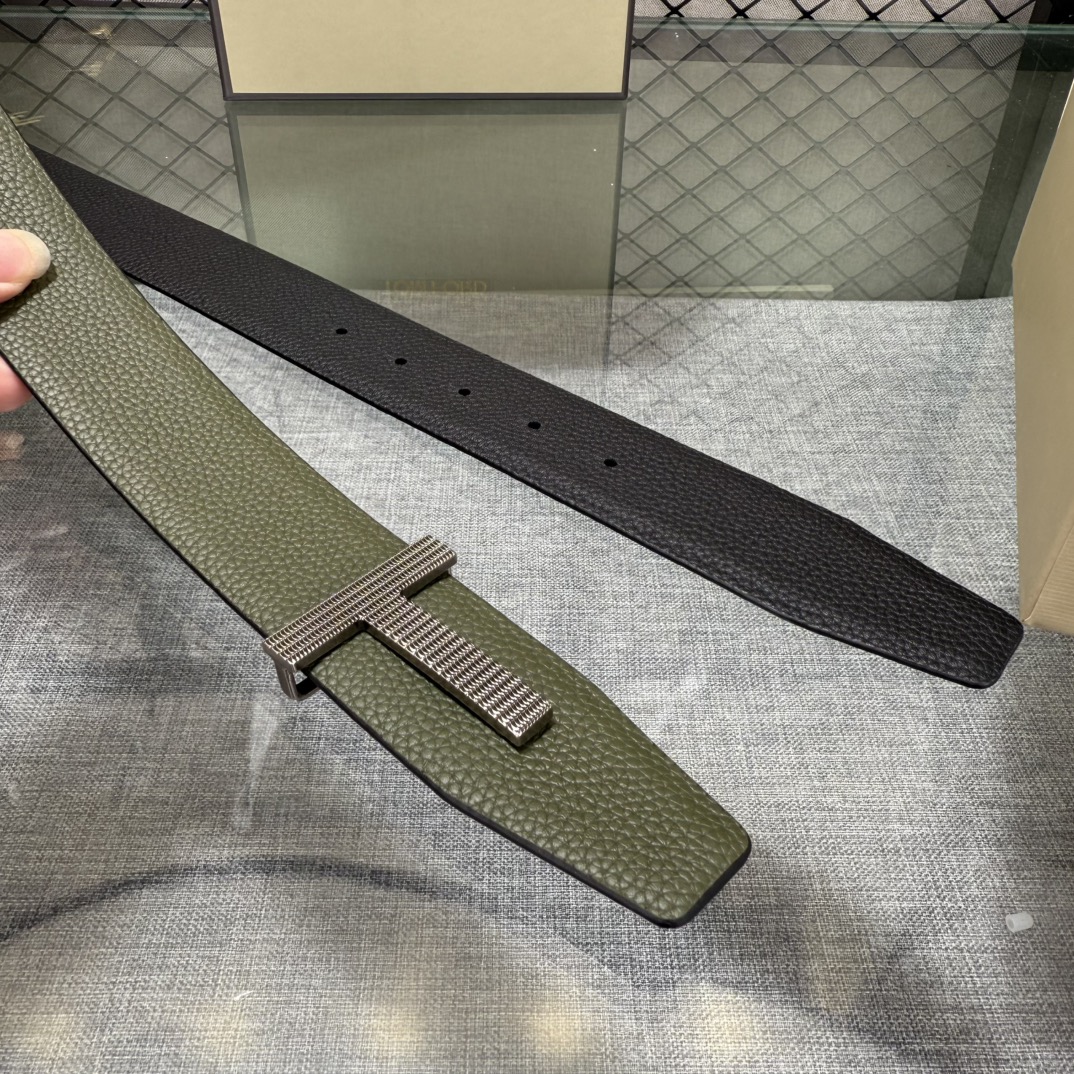 汤姆福特最新网红爆款双面头层牛皮专柜同步3.8宽新款上市了，原版牛皮，搭配铜扣，优雅，大方用的方便。谢谢