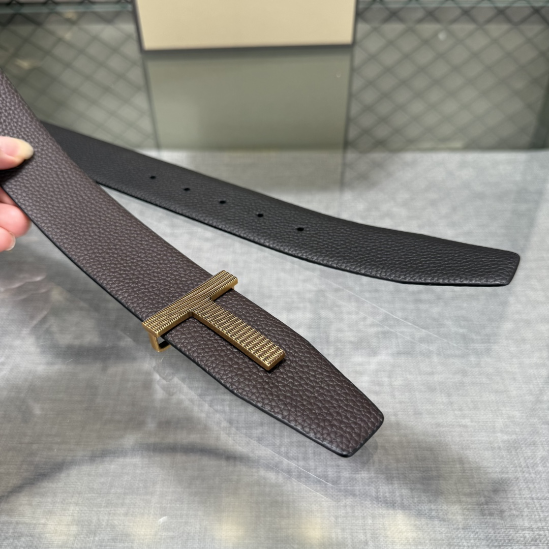 汤姆福特最新网红爆款双面头层牛皮专柜同步3.8宽新款上市了，原版牛皮，搭配铜扣，优雅，大方用的方便。谢谢