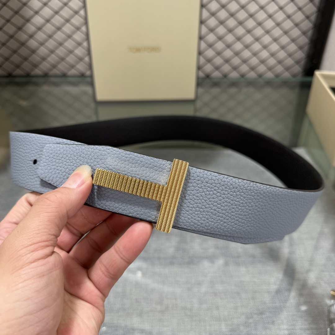 汤姆福特最新网红爆款双面头层牛皮专柜同步3.8宽新款上市了，原版牛皮，搭配铜扣，优雅，大方用的方便。谢谢
