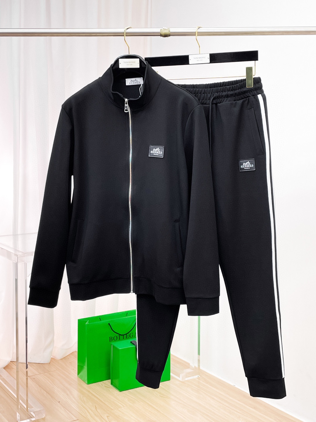 NO:614953,[HERMES] Hot-selling suit is coming. Focus on the original version of the official website. 2025 new hot-selling cardigan and sweatshirt suit. The original product is carefully crafted by top designers. It is a fitting and perfect upper body effect. All-natural high-quality Tencel Roman cotton, close-fitting comfort, noble and elegant!  Original hardware embodies elegance and nobility!  Counter sizes M-3XL (up to 190 pounds), hermes, hermes, hoodie, sweatshirts, alexander wang19860909【HERMES爱马仕】爆款套装来袭 专注官网原版 2025全新爆款开衫卫衣套装 原单狠货倾注顶级设计师的精心之作 就为一个贴合、完美的上身效果 全天然优质天丝罗马棉,贴身的舒适感 高贵典雅！原厂五金无不彰显优雅高贵气质！专柜尺码M-3XL（最大穿到190斤）,,hermes,hermes,hoodie,sweatshirts,alexander wang,Men's clothing