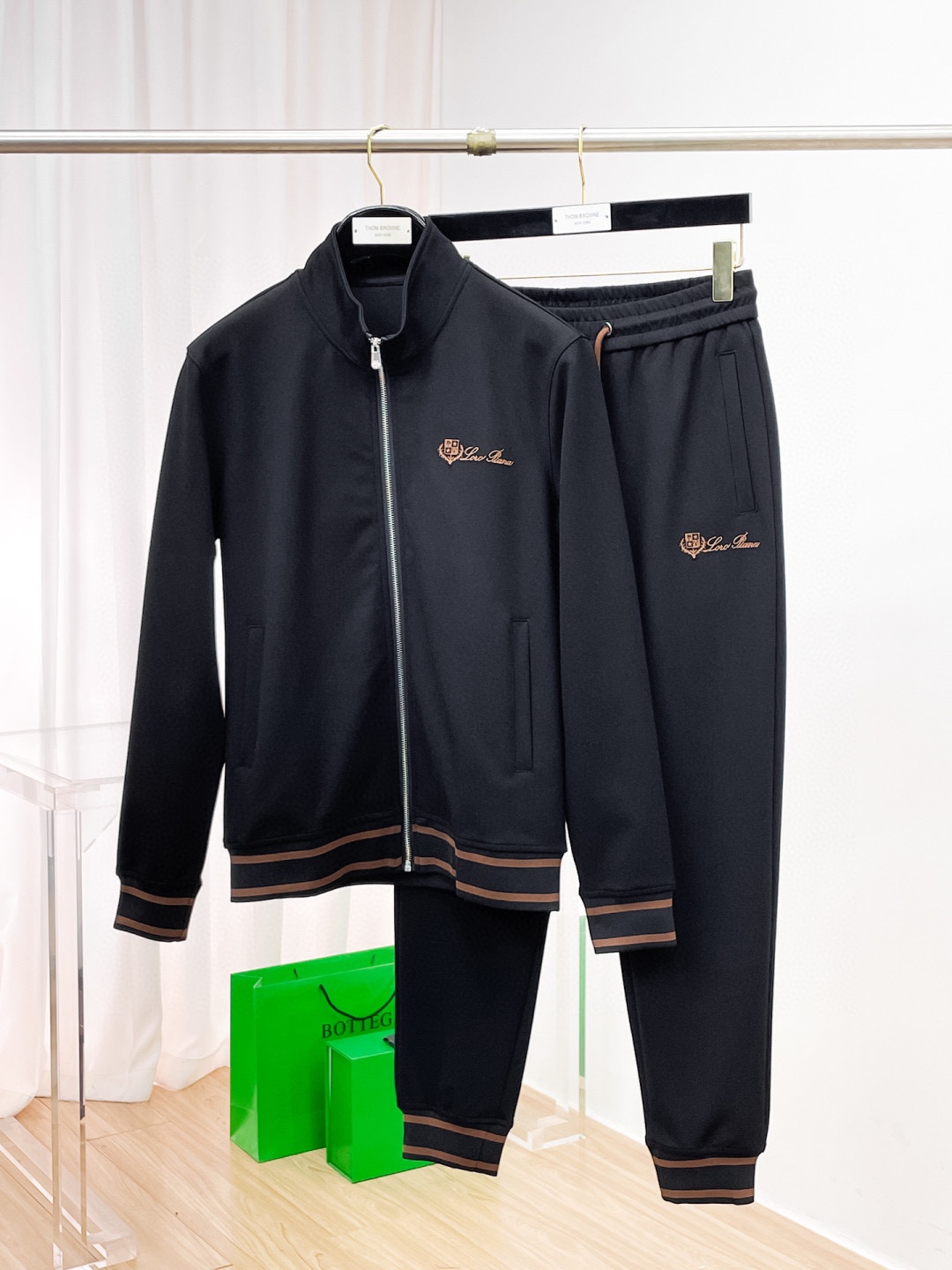 NO:614950,[LP] Hot-selling suit is coming. Focus on the original version of the official website. 2025 new hot-selling cardigan and sweatshirt suit. The original product is the meticulous work of top designers. It is a fitting and perfect upper body effect. All-natural high-quality Tencel Roman cotton, close-fitting comfort, noble and elegant!  Original hardware embodies elegance and nobility!  Counter sizes M-3XL (up to 190 pounds), loro piana, hoodie, sweatshirts, alexander wang19860909【LP】爆款套装来袭 专注官网原版 2025全新爆款开衫卫衣套装 原单狠货倾注顶级设计师的精心之作 就为一个贴合、完美的上身效果 全天然优质天丝罗马棉,贴身的舒适感 高贵典雅！原厂五金无不彰显优雅高贵气质！专柜尺码M-3XL（最大穿到190斤）,,loro piana,hoodie,sweatshirts,alexander wang,Men's clothing