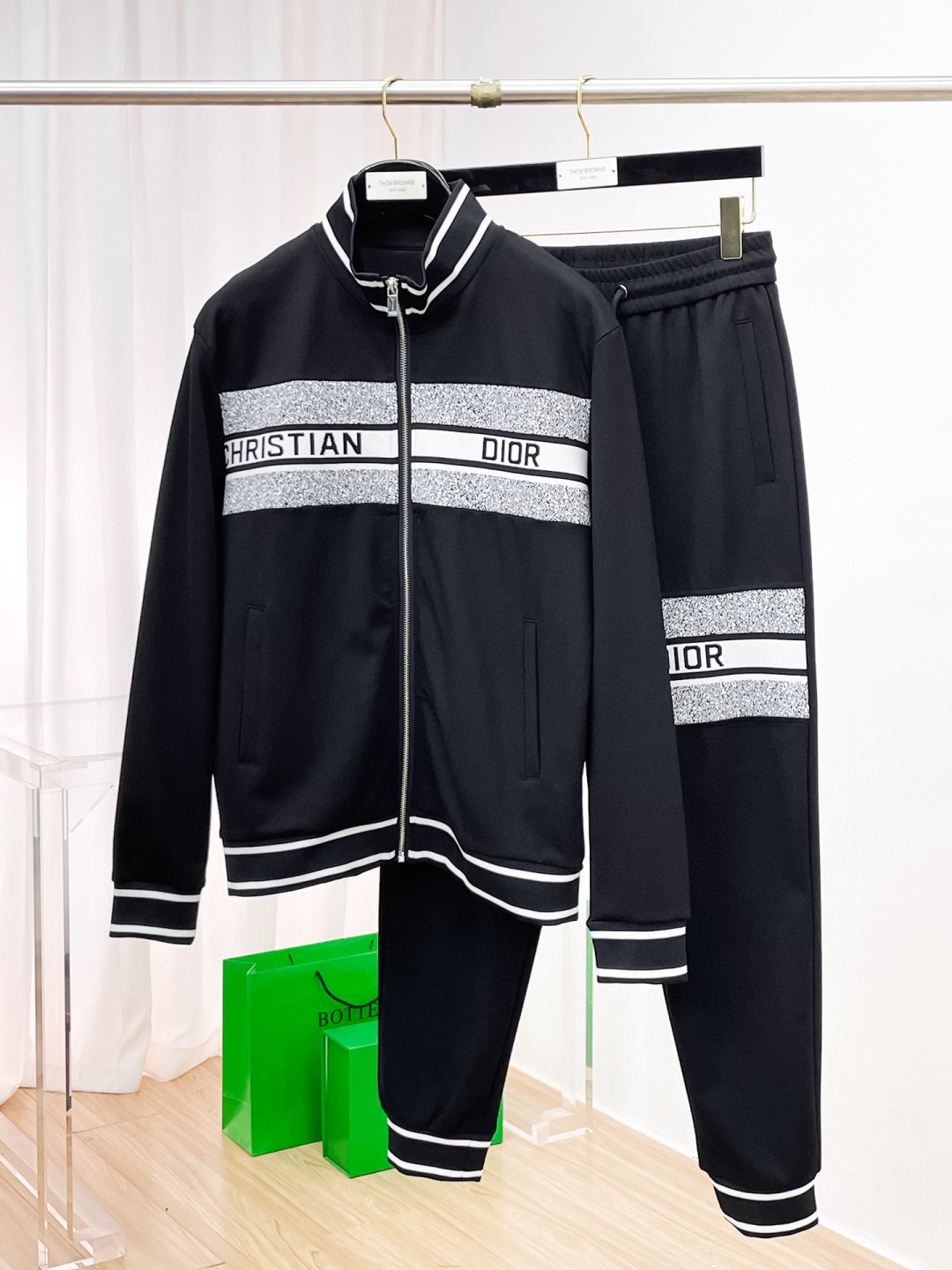 NO:614945,[DIOR Dior] Hot-selling suit is coming. Focus on the original version of the official website. 2025 new hot-selling cardigan sweater suit. The original product is carefully crafted by top designers to provide a fitting and perfect upper body effect. All-natural high-quality Tencel Roman cotton, close-fitting comfort, noble and elegant!  Original hardware embodies elegance and nobility!  Counter sizes M-3XL (up to 190 pounds), dior, dior, hoodie, sweatshirts, alexander wang19860909【DIOR迪奥】爆款套装来袭 专注官网原版 2025全新爆款开衫卫衣套装 原单狠货倾注顶级设计师的精心之作 就为一个贴合、完美的上身效果 全天然优质天丝罗马棉,贴身的舒适感 高贵典雅！原厂五金无不彰显优雅高贵气质！专柜尺码M-3XL（最大穿到190斤）,,dior,dior,hoodie,sweatshirts,alexander wang,Men's clothing