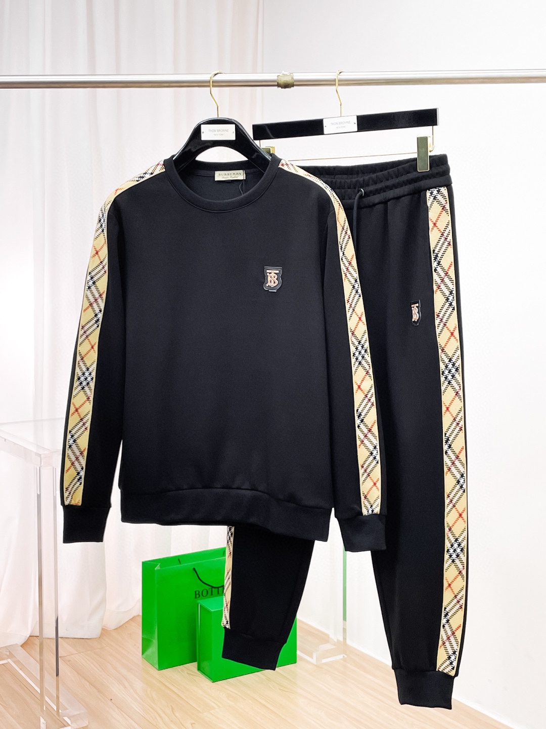 NO:614920,[BURBERRY] Hot-selling suits are coming. Focus on the original version of the official website. 2025 new hot-selling round-neck sweatshirt suit. The original order is carefully crafted by top designers to provide a fitting and perfect upper body effect. All-natural high-quality Tencel Roman cotton, close-fitting comfort, noble and elegant!  Original hardware embodies elegance and nobility!  Counter sizes M-3XL (up to 190 pounds),,burberry,burberry,hoodie,sweatshirts,alexander wang19860909【BURBERRY巴宝莉】爆款套装来袭 专注官网原版 2025全新爆款圆领卫衣套装 原单狠货倾注顶级设计师的精心之作 就为一个贴合、完美的上身效果 全天然优质天丝罗马棉,贴身的舒适感 高贵典雅！原厂五金无不彰显优雅高贵气质！专柜尺码M-3XL（最大穿到190斤）,,burberry,burberry,hoodie,sweatshirts,alexander wang,Men's clothing