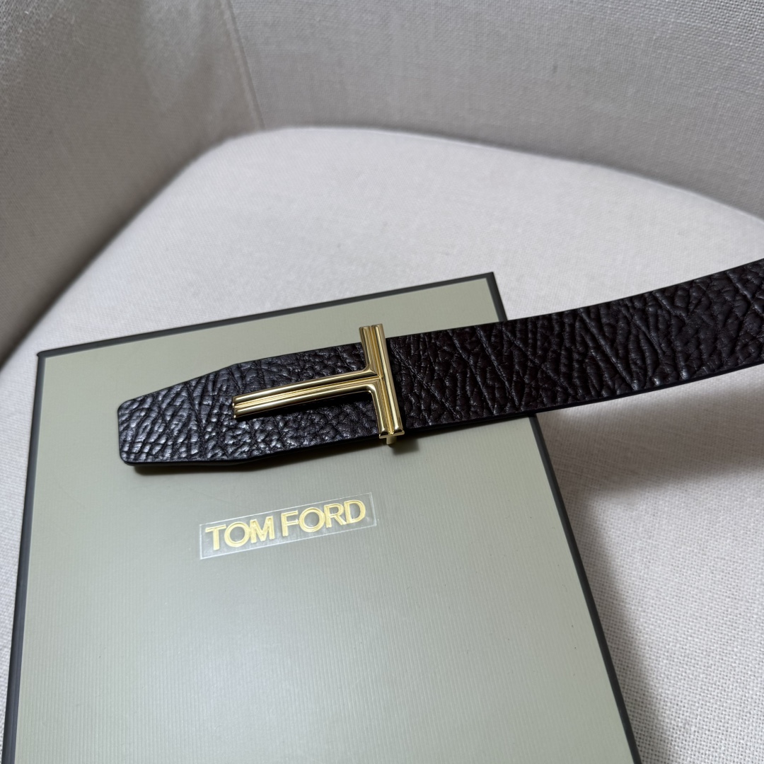 汤姆福特最新网红爆款双面头层牛皮专柜同步3.8宽新款上市了，原版牛皮，搭配铜扣，优雅，大方用的方便。谢谢