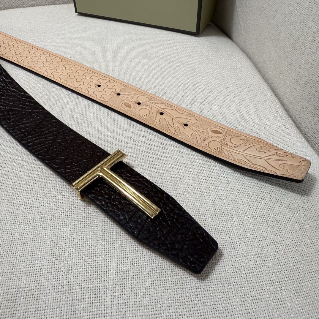 汤姆福特最新网红爆款双面头层牛皮专柜同步3.8宽新款上市了，原版牛皮，搭配铜扣，优雅，大方用的方便。谢谢