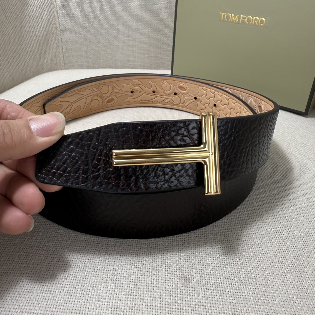 汤姆福特最新网红爆款双面头层牛皮专柜同步3.8宽新款上市了，原版牛皮，搭配铜扣，优雅，大方用的方便。谢谢
