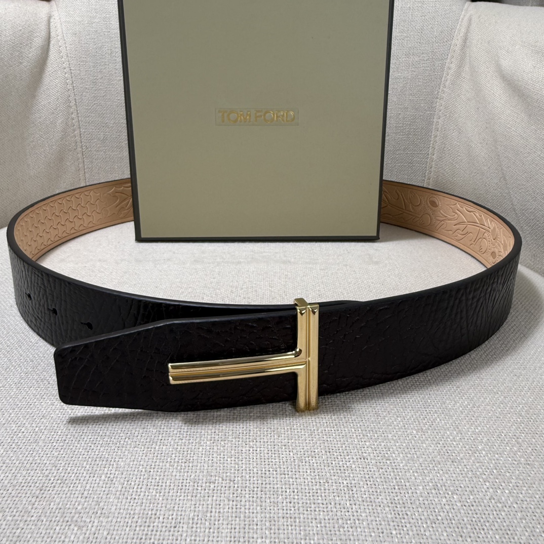 汤姆福特最新网红爆款双面头层牛皮专柜同步3.8宽新款上市了，原版牛皮，搭配铜扣，优雅，大方用的方便。谢谢