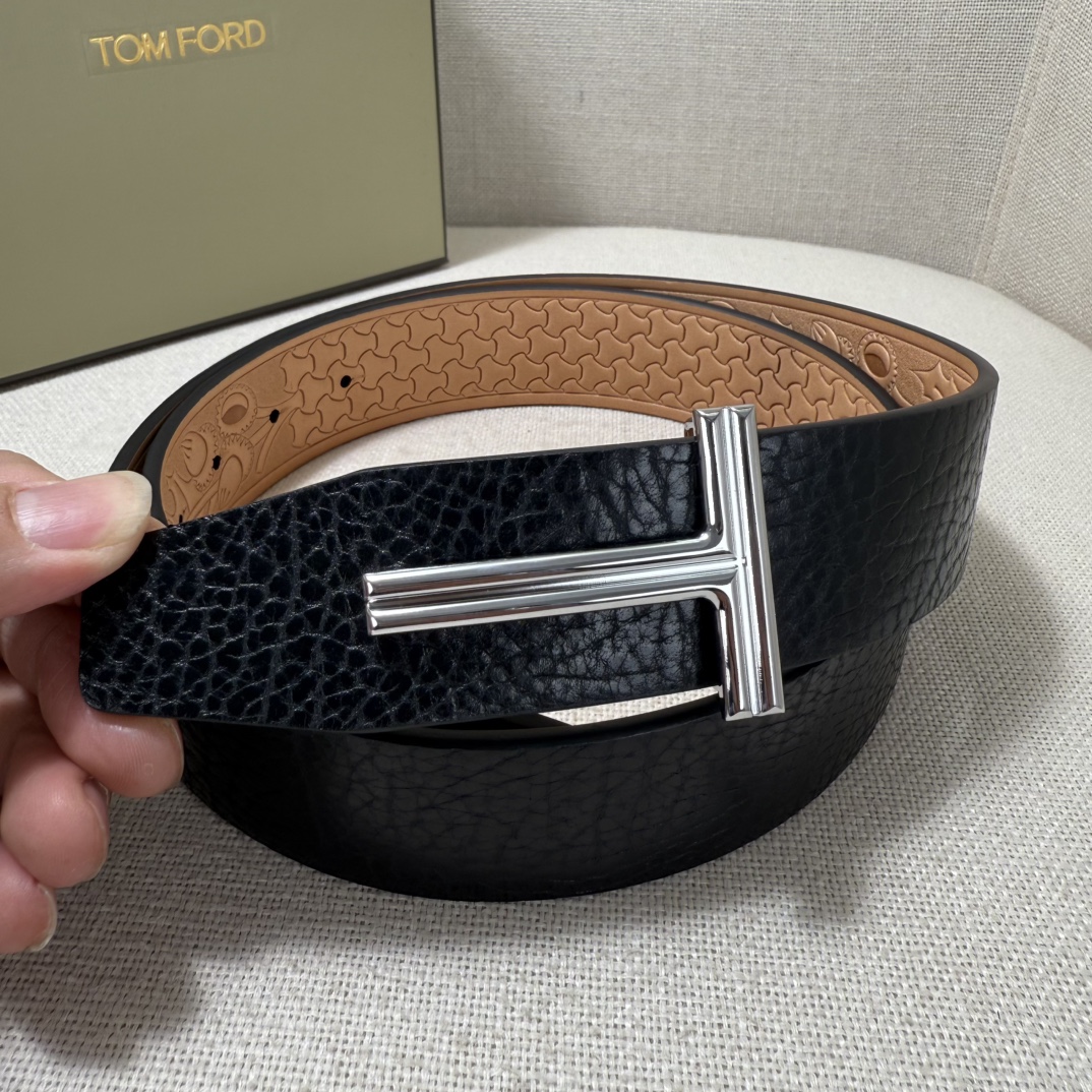 汤姆福特最新网红爆款双面头层牛皮专柜同步3.8宽新款上市了，原版牛皮，搭配铜扣，优雅，大方用的方便。谢谢