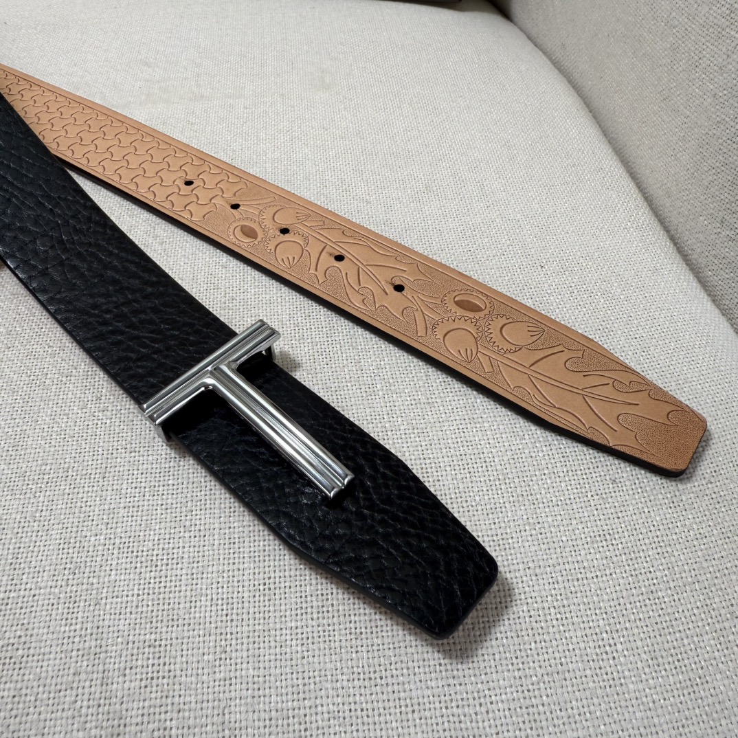 汤姆福特最新网红爆款双面头层牛皮专柜同步3.8宽新款上市了，原版牛皮，搭配铜扣，优雅，大方用的方便。谢谢