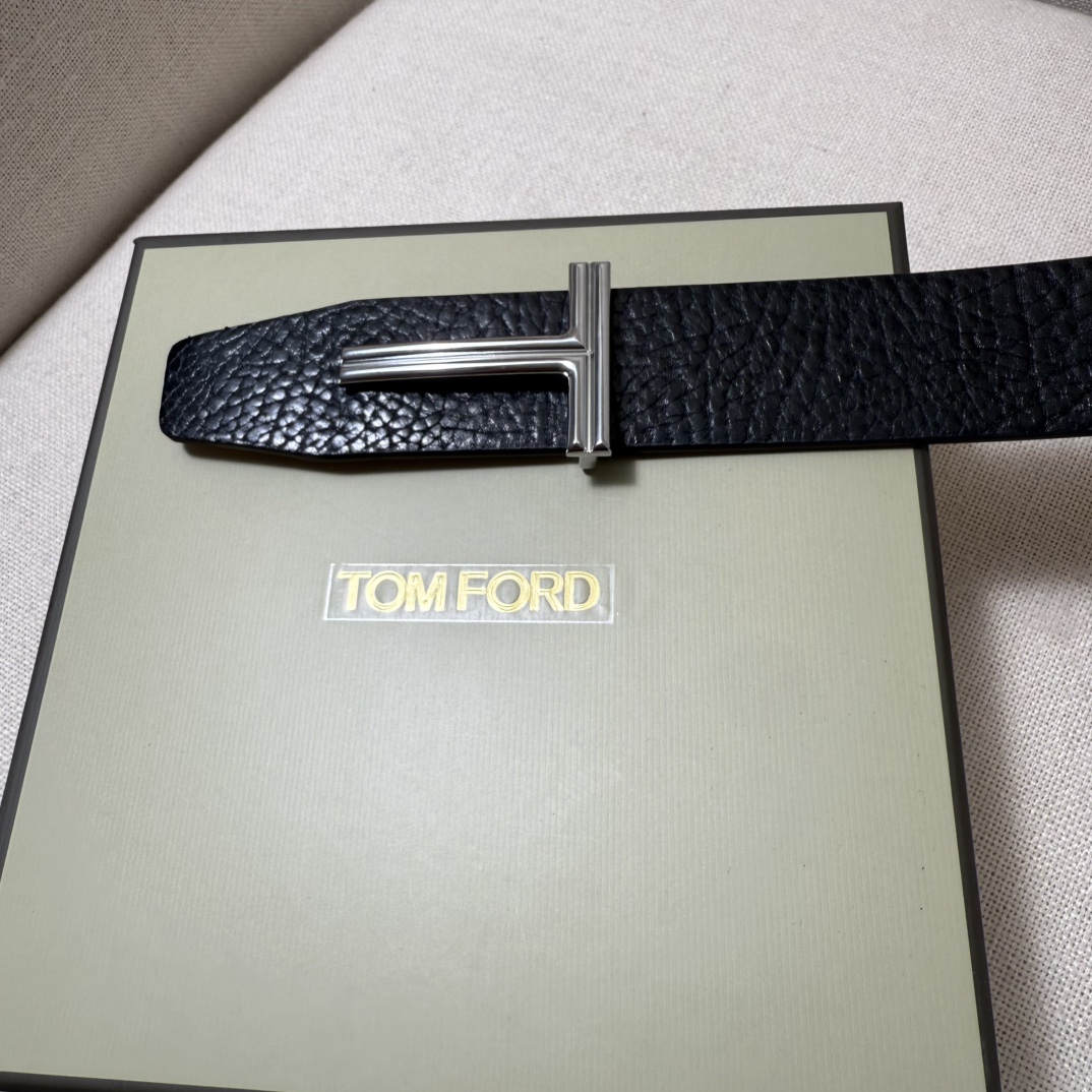 汤姆福特最新网红爆款双面头层牛皮专柜同步3.8宽新款上市了，原版牛皮，搭配铜扣，优雅，大方用的方便。谢谢