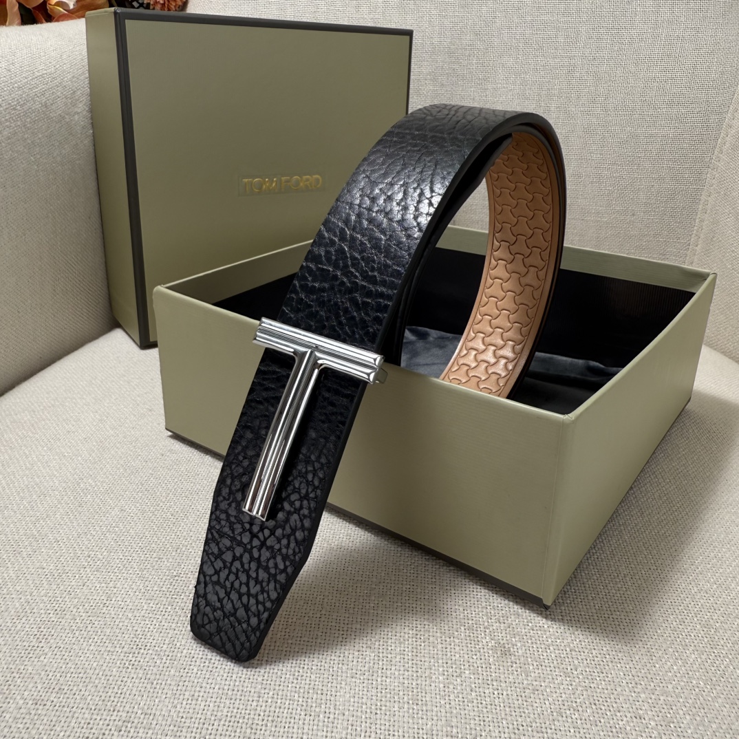 汤姆福特最新网红爆款双面头层牛皮专柜同步3.8宽新款上市了，原版牛皮，搭配铜扣，优雅，大方用的方便。谢谢