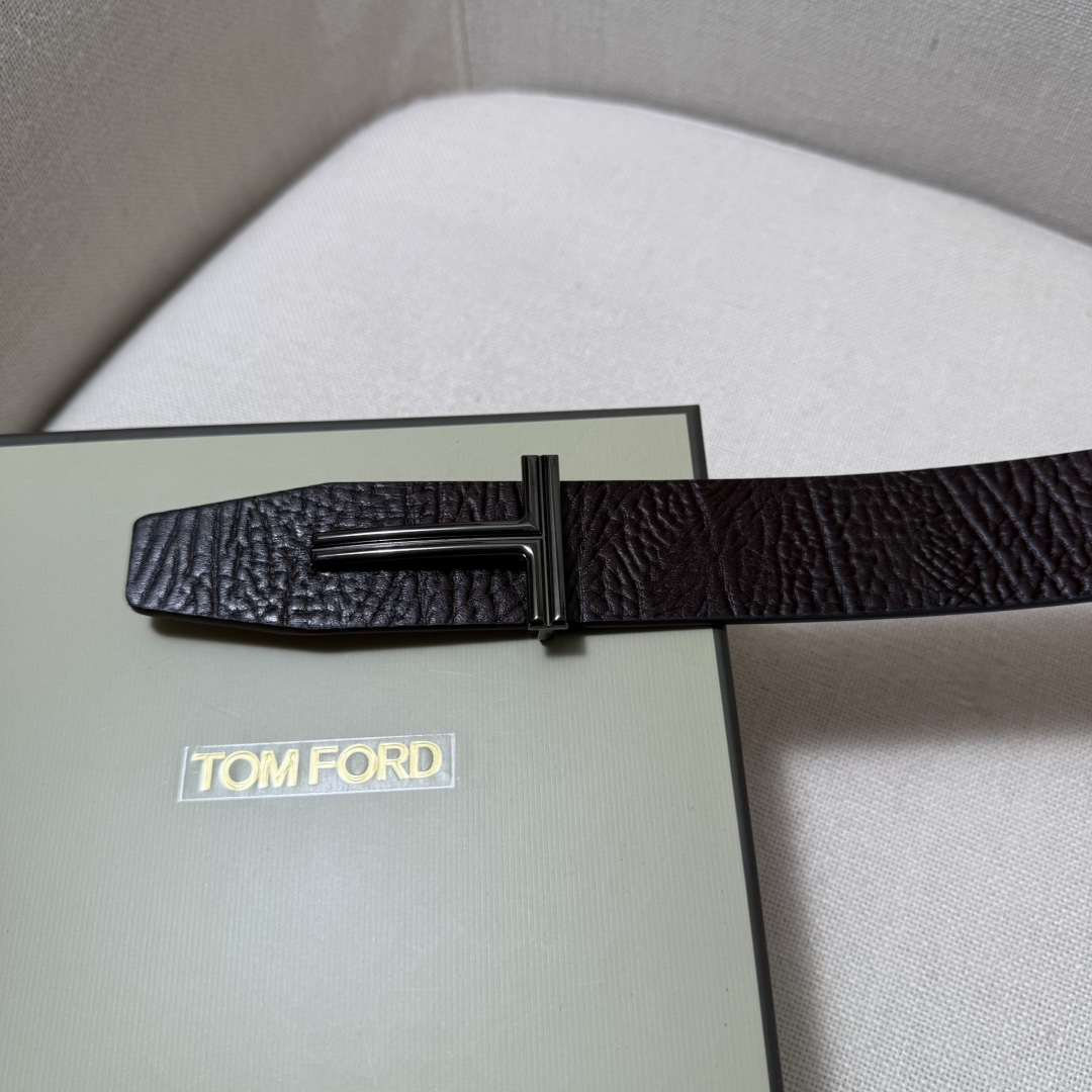 汤姆福特最新网红爆款双面头层牛皮专柜同步3.8宽新款上市了，原版牛皮，搭配铜扣，优雅，大方用的方便。谢谢