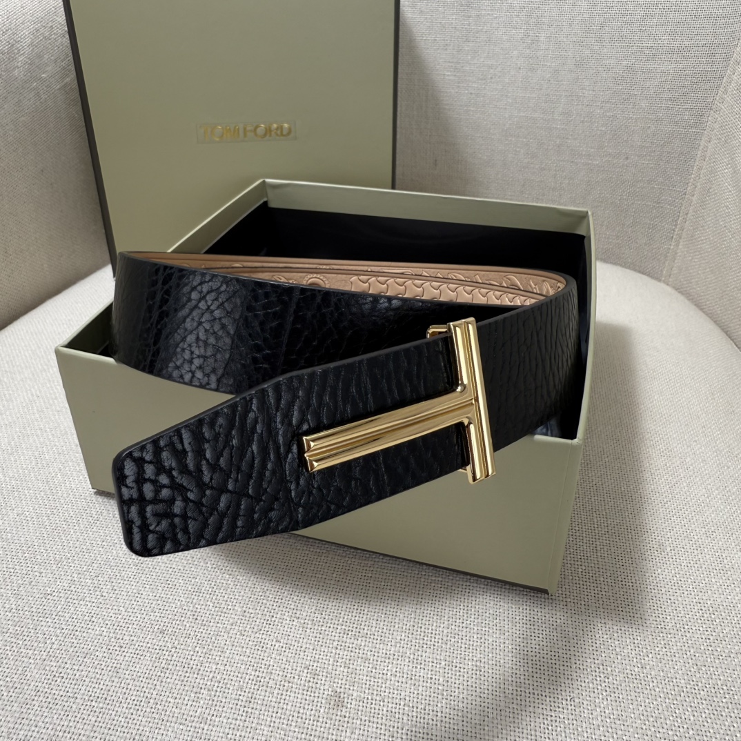 汤姆福特最新网红爆款双面头层牛皮专柜同步3.8宽新款上市了，原版牛皮，搭配铜扣，优雅，大方用的方便。谢谢