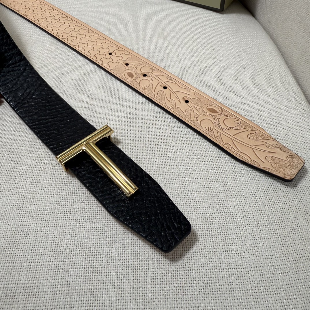 汤姆福特最新网红爆款双面头层牛皮专柜同步3.8宽新款上市了，原版牛皮，搭配铜扣，优雅，大方用的方便。谢谢