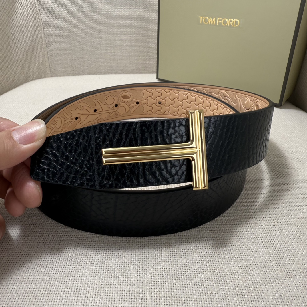 汤姆福特最新网红爆款双面头层牛皮专柜同步3.8宽新款上市了，原版牛皮，搭配铜扣，优雅，大方用的方便。谢谢