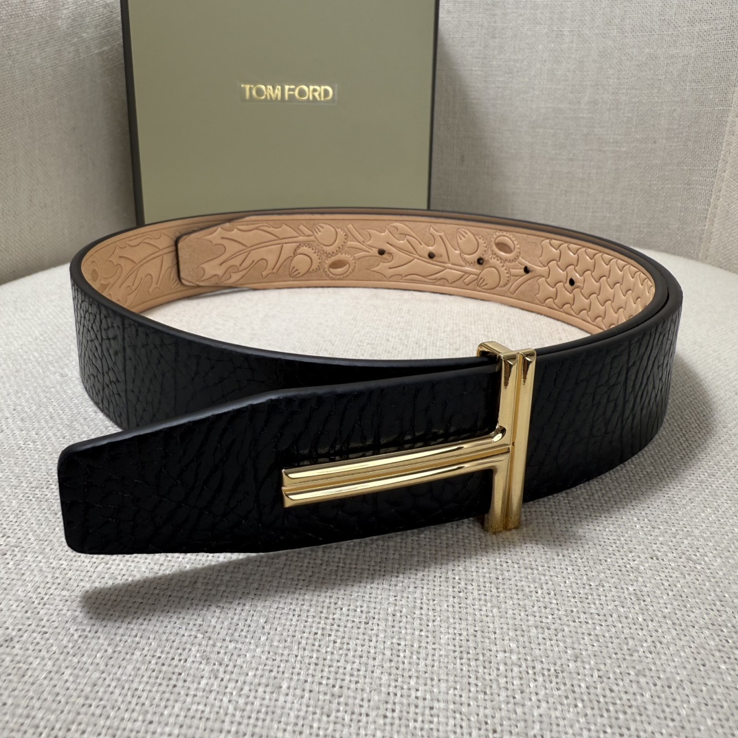 汤姆福特最新网红爆款双面头层牛皮专柜同步3.8宽新款上市了，原版牛皮，搭配铜扣，优雅，大方用的方便。谢谢