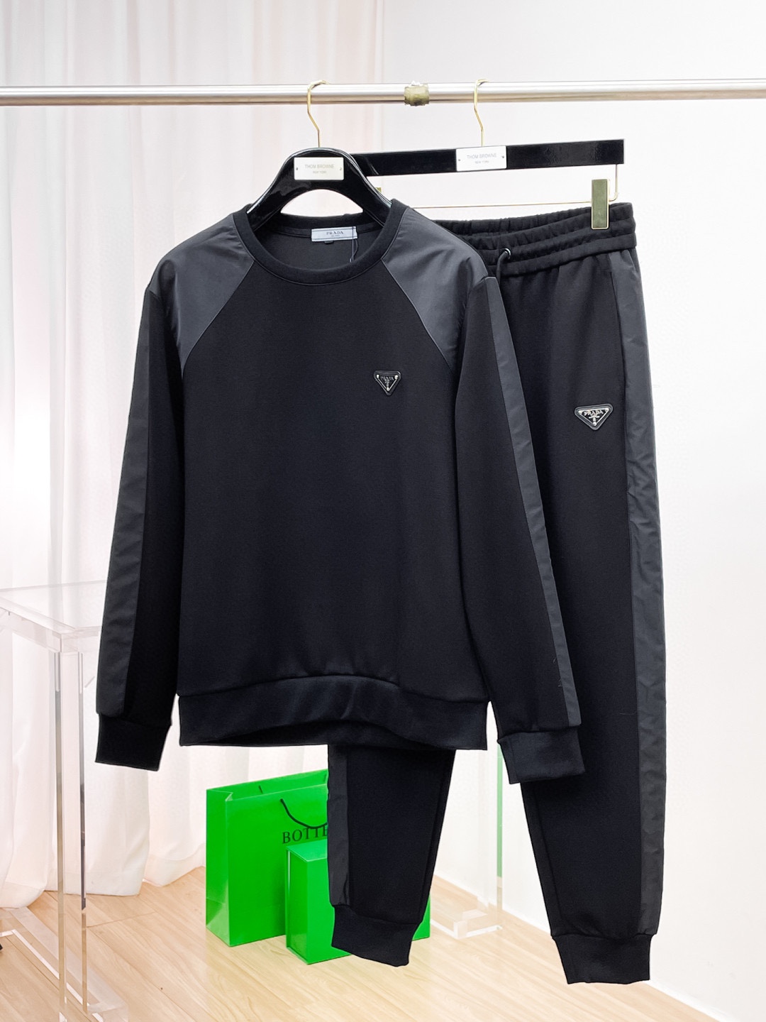 NO:614930,[PRADA] Hot-selling suit is coming. Focus on the official website original version. 2025 new hot-selling round neck sweatshirt suit. The original product is carefully crafted by top designers. It has a fitting and perfect upper body effect. All-natural high-quality Tencel Roman cotton, close-fitting comfort, noble and elegant!  Original hardware embodies elegance and nobility!  Counter sizes M-3XL (up to 190 pounds), prada, prada, hoodie, sweatshirts, alexander wang19860909【PRADA普拉达】爆款套装来袭 专注官网原版 2025全新爆款圆领卫衣套装 原单狠货倾注顶级设计师的精心之作 就为一个贴合、完美的上身效果 全天然优质天丝罗马棉,贴身的舒适感 高贵典雅！原厂五金无不彰显优雅高贵气质！专柜尺码M-3XL（最大穿到190斤）,,prada,prada,hoodie,sweatshirts,alexander wang,Men's clothing