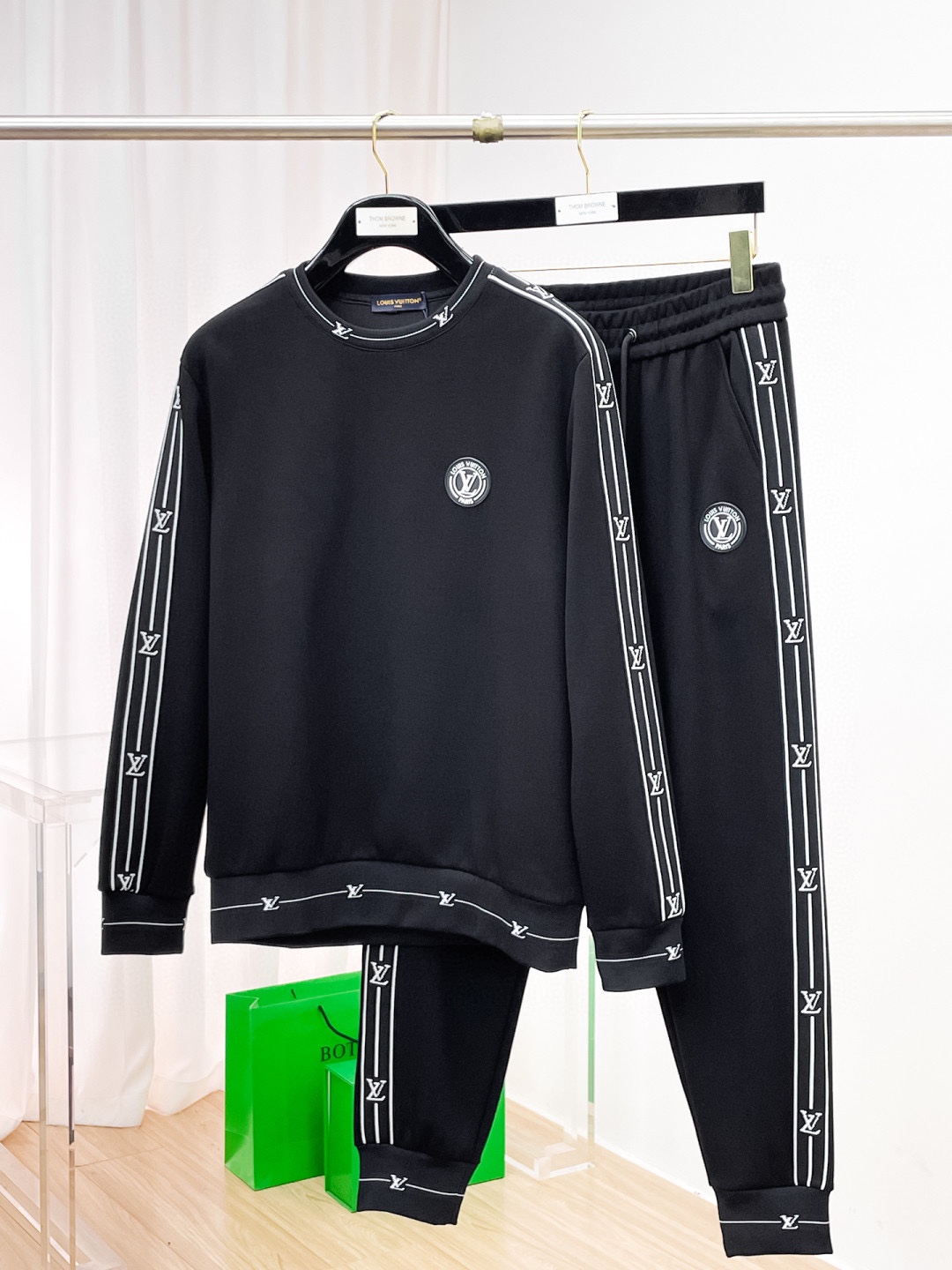 NO:614935,[LV Louis Vuitton] Hot-selling suit is coming. Focus on the original version of the official website. 2025 new hot-selling round neck sweatshirt suit. The original item is carefully crafted by top designers. It has a fitting and perfect upper body effect. All-natural high-quality Tencel Roman cotton, close-fitting comfort, noble and elegant!  Original hardware embodies elegance and nobility!  Counter sizes M-3XL (up to 190 pounds),,louis vuitton,louis vuitton,hoodie,sweatshirts,alexander wang19860909【LV路易威登】爆款套装来袭 专注官网原版 2025全新爆款圆领卫衣套装 原单狠货倾注顶级设计师的精心之作 就为一个贴合、完美的上身效果 全天然优质天丝罗马棉,贴身的舒适感 高贵典雅！原厂五金无不彰显优雅高贵气质！专柜尺码M-3XL（最大穿到190斤）,,louis vuitton,louis vuitton,hoodie,sweatshirts,alexander wang,Men's clothing