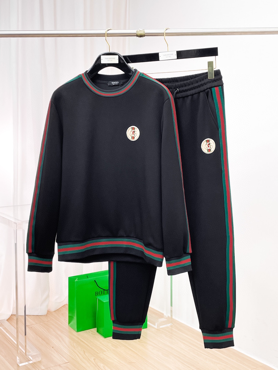 NO:614940,[GUCCI] Hot-selling suit is coming. Focus on the original version of the official website. 2025 new hot-selling round neck sweatshirt suit. The original product is carefully crafted by top designers to provide a fitting and perfect upper body effect. All-natural high-quality Tencel Roman cotton, close-fitting comfort, noble and elegant!  Original hardware embodies elegance and nobility!  Counter sizes M-3XL (up to 190 pounds), gucci, hoodie, sweatshirts, alexander wang19860909【GUCCI古奇】爆款套装来袭 专注官网原版 2025全新爆款圆领卫衣套装 原单狠货倾注顶级设计师的精心之作 就为一个贴合、完美的上身效果 全天然优质天丝罗马棉,贴身的舒适感 高贵典雅！原厂五金无不彰显优雅高贵气质！专柜尺码M-3XL（最大穿到190斤）,,gucci,hoodie,sweatshirts,alexander wang,Men's clothing