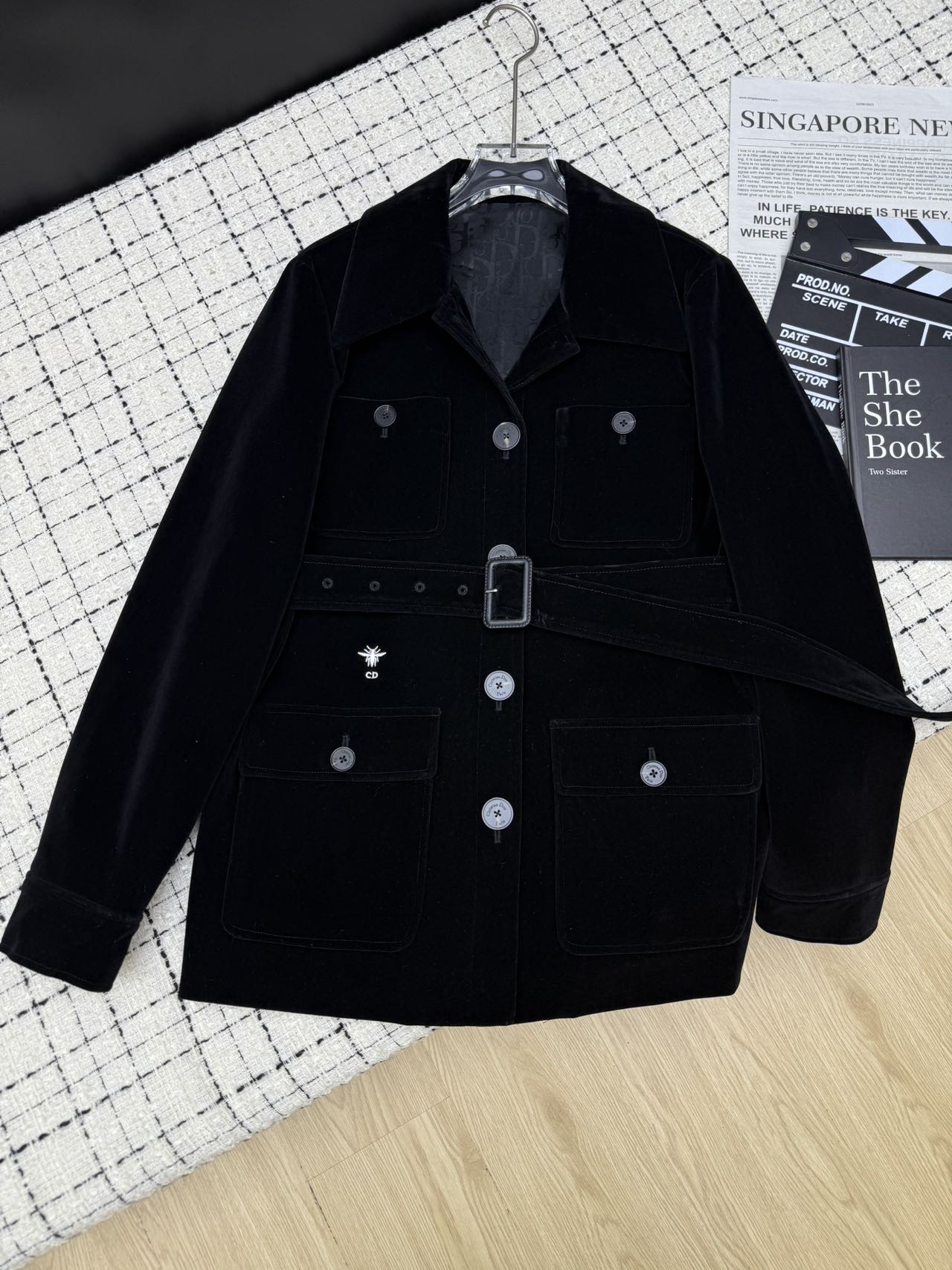 NO:577942,Temperament mid-length coat 25 new products Lapel velvet straight mid-length coat. It has a sense of luxury and elegance at the same time. It can be used for daily or commuting. The upper body is too high-end. The waist is designed with a belt. It is easy to wear a slim waist. Super elegant. One color SML,, jackets & coats, alexander wang19860909气质中长外套 25新品 翻领丝绒直筒中长外套 高级感和优雅气质同时拥有 日常或者通勤皆可 上身太高级了 腰部搭配系腰带设计 轻松穿出小蛮腰 超显气质 一色SML,,jackets & coats,alexander wang,Women's clothing