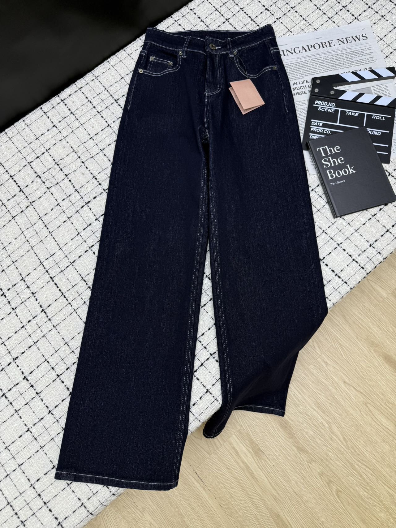 NO:577927,25 new products. Simple and versatile casual straight-leg pants. Hand-sewn logo embellishment on the back pocket. Definitely worth buying jeans. The upper body straightens the legs. Fashionable and retro, making the combination look great in minutes. Very recognizable. Two colors 26-27-28-29-30.,,jeans,alexander wang1986090925新品 简单百搭休闲直筒裤 后袋手工缝logo点缀 绝对值得入手的牛仔裤 上身即拉直双腿 时髦复古 分分钟让搭配出彩 很有辨识度 两色26-27-28-29-30.,,jeans,alexander wang,Women's clothing