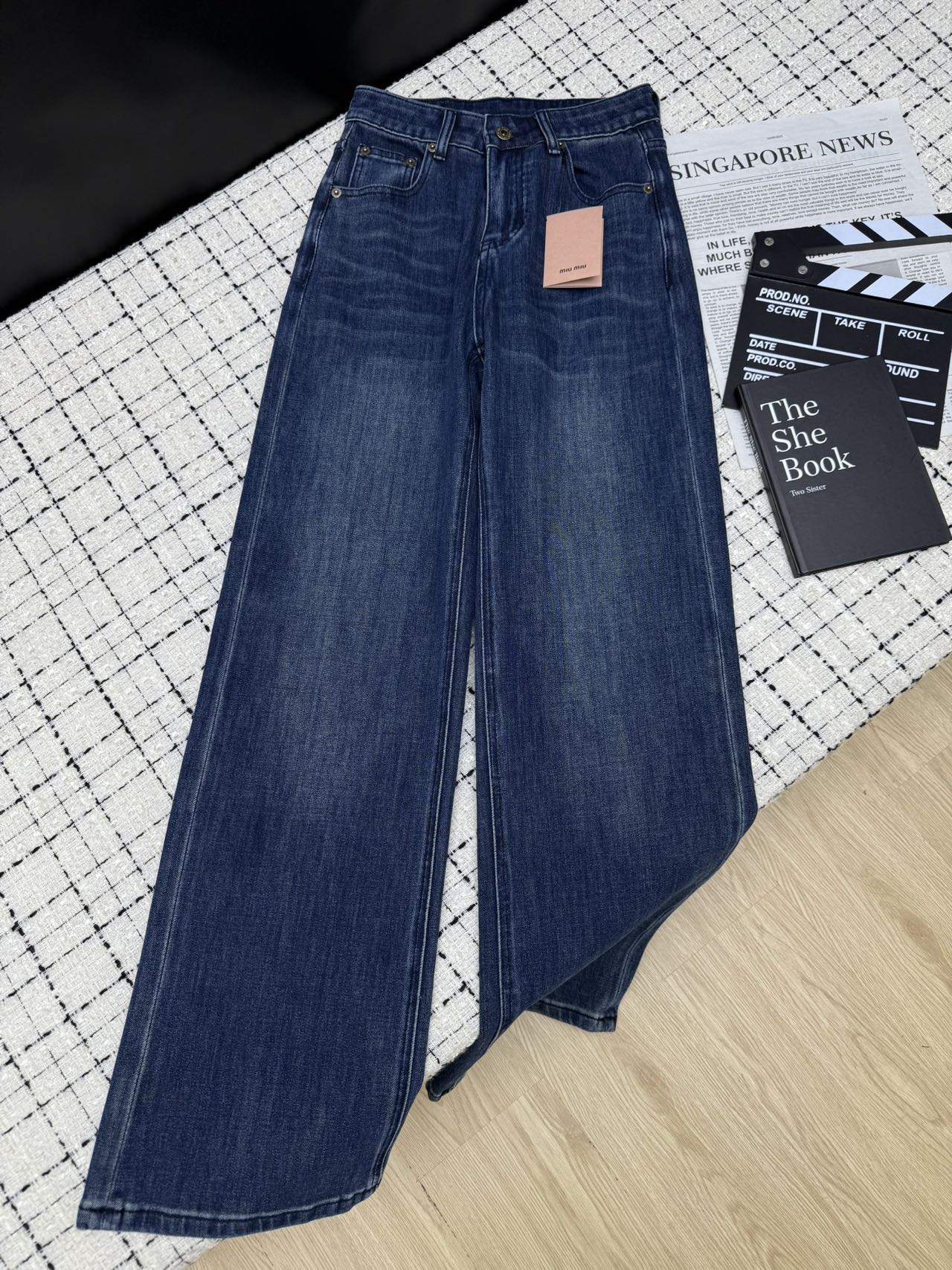 NO:905404,New product, simple and versatile casual straight pants with hand-sewn logo embellishment on the back pocket. A pair of jeans that are definitely worth buying. The upper body straightens the legs. Fashionable and retro, making the combination look great in minutes. Very recognizable. Two colors: 26-27-28-29-30.,,jeans,19860909新品 简单百搭休闲直筒裤 后袋手工缝logo点缀 绝对值得入手的牛仔裤 上身即拉直双腿 时髦复古 分分钟让搭配出彩 很有辨识度 两色26-27-28-29-30.,,jeans,,Women's clothing