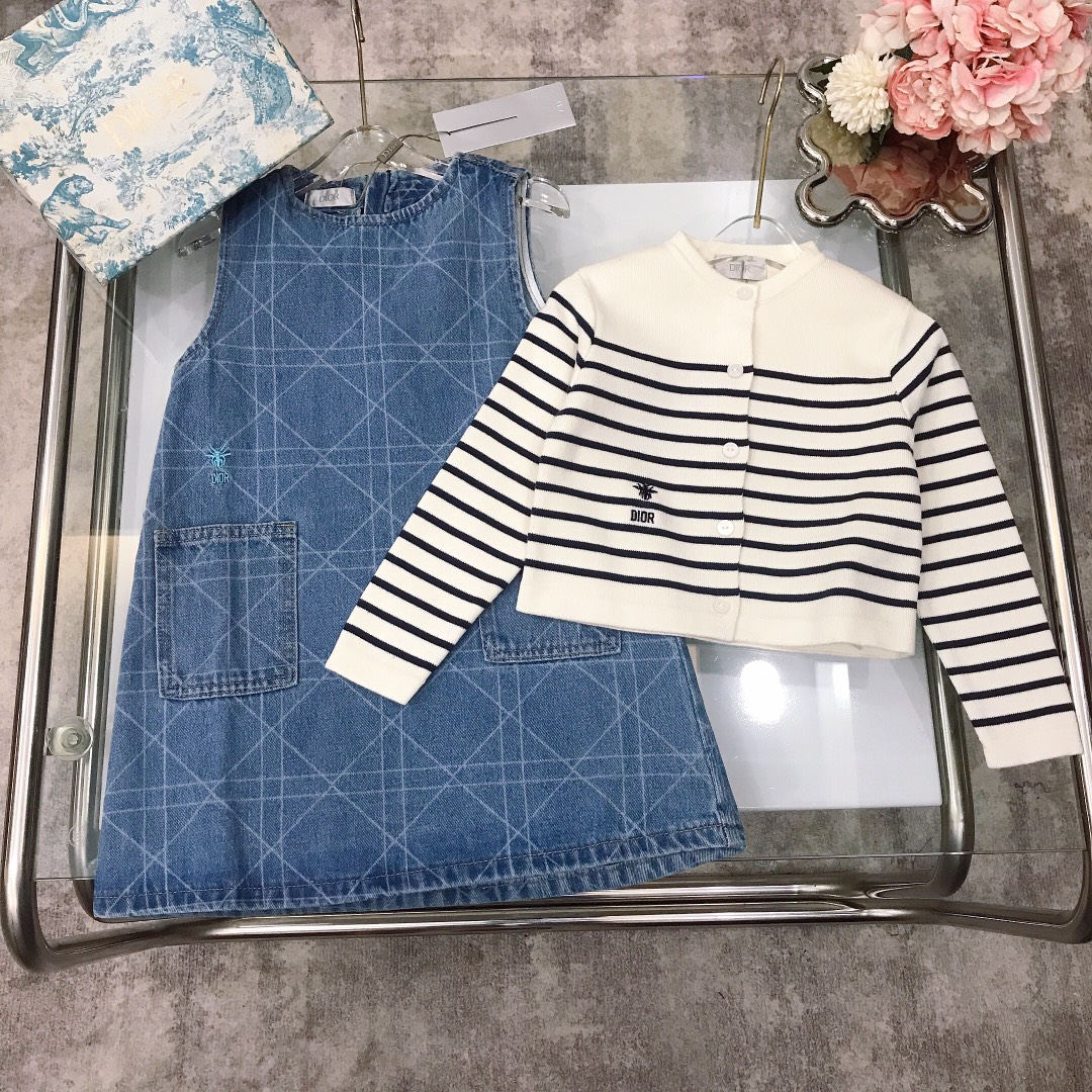 NO:575326,[Ready stock] DIO* Girls Skirt [Breasted Cardigan Sweater Denim Tank Top] Soft and waxy sweater meets exquisite dress. The whole set is full of high-end, pure cotton yarn, skin-friendly and soft and waxy in autumn and winter, super color rendering. Full of soft and waxy velvet feel, high-end fashion style. Tough and anti-pilling, more durable, comfortable and breathable. The upper body effect is very good. Color is white  Size--120-130-140-150 [CM] Need counter packaging, clothes, dior, skirts, sweaters,19860909【现货发】  DIO* 女童套裙【排扣开衫毛衣牛仔背心裙】软糯毛衣邂逅精致连衣裙 整套高级感十足,全棉纱线,秋冬亲肤软糯,显色度超级赞 软糯绒感十足,高级时髦款 韧性防起球更耐穿,舒适透气 上身效果非常好 颜色白色 尺码--120-130-140-150【CM】 需要专柜包装元,衣服,dior,skirts,sweaters,,Children's