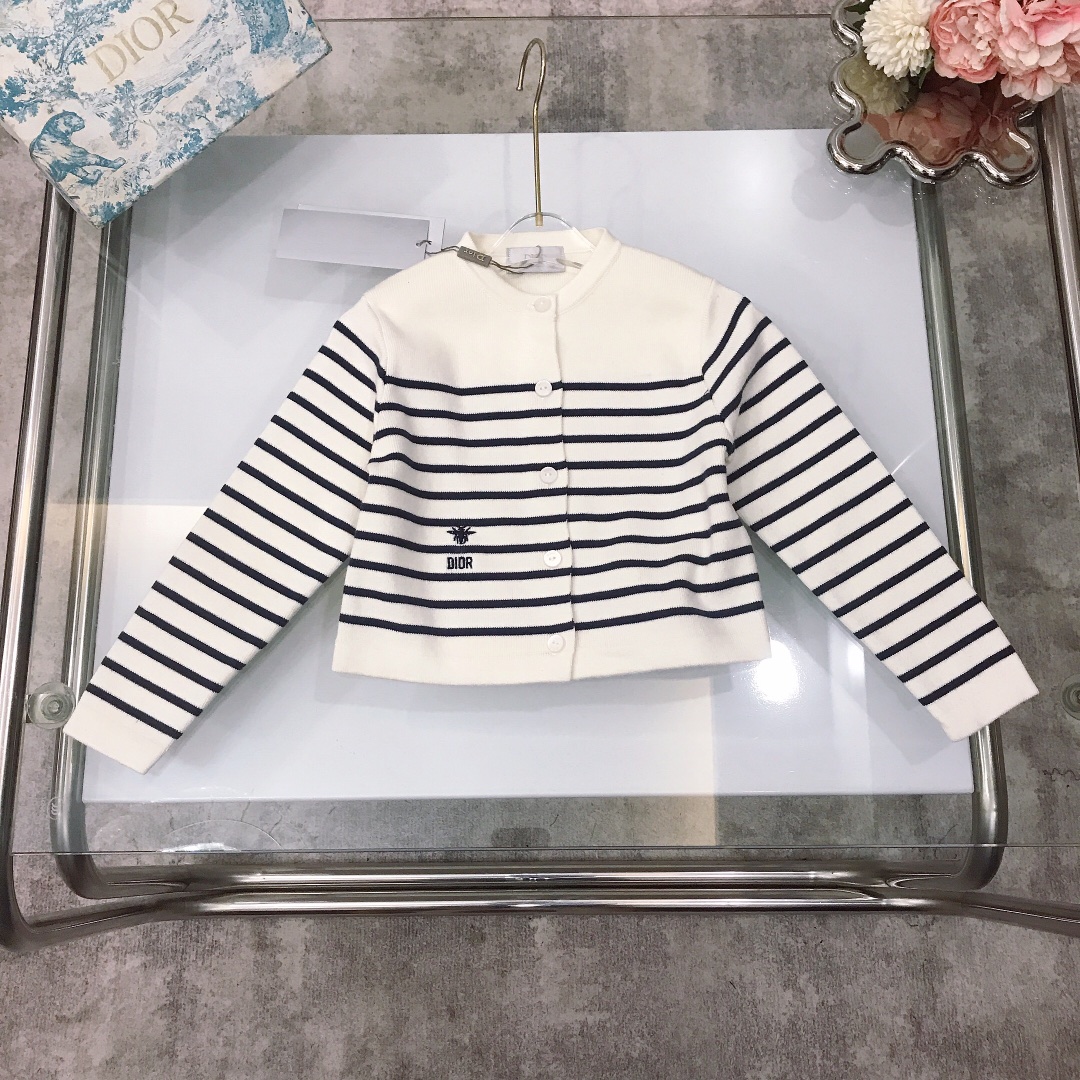 NO:578925,[Ready stock] DIO* breasted cardigan sweater Striped design with embroidered bee logo custom yarn Full of high-end feel, 100% cotton yarn, skin-friendly and soft in autumn and winter, super color rendering Full of soft and waxy velvet feel, high temperature environmentally friendly dyeing technology, thick and heavy sweater, super warm, high-end fashion style Toughness, anti-pilling, more durable, comfortable and breathable Upper body effect is very good Color white  Size--120-130-140-150 [CM] Need counter packaging, clothes, dior, sweaters,19860909【现货发】  DIO* 排扣开衫毛衣 条纹设计搭配刺绣小蜜蜂logo标志定制纱线 高级感十足,全棉纱线,秋冬亲肤软糯,显色度超级赞 软糯绒感十足,高温环保染色技术,毛衣厚度克重打造,保暖度超高高级时髦款 韧性防起球更耐穿,舒适透气 上身效果非常好 颜色白色 尺码--120-130-140-150【CM】 需要专柜包装元,衣服,dior,sweaters,,Children's