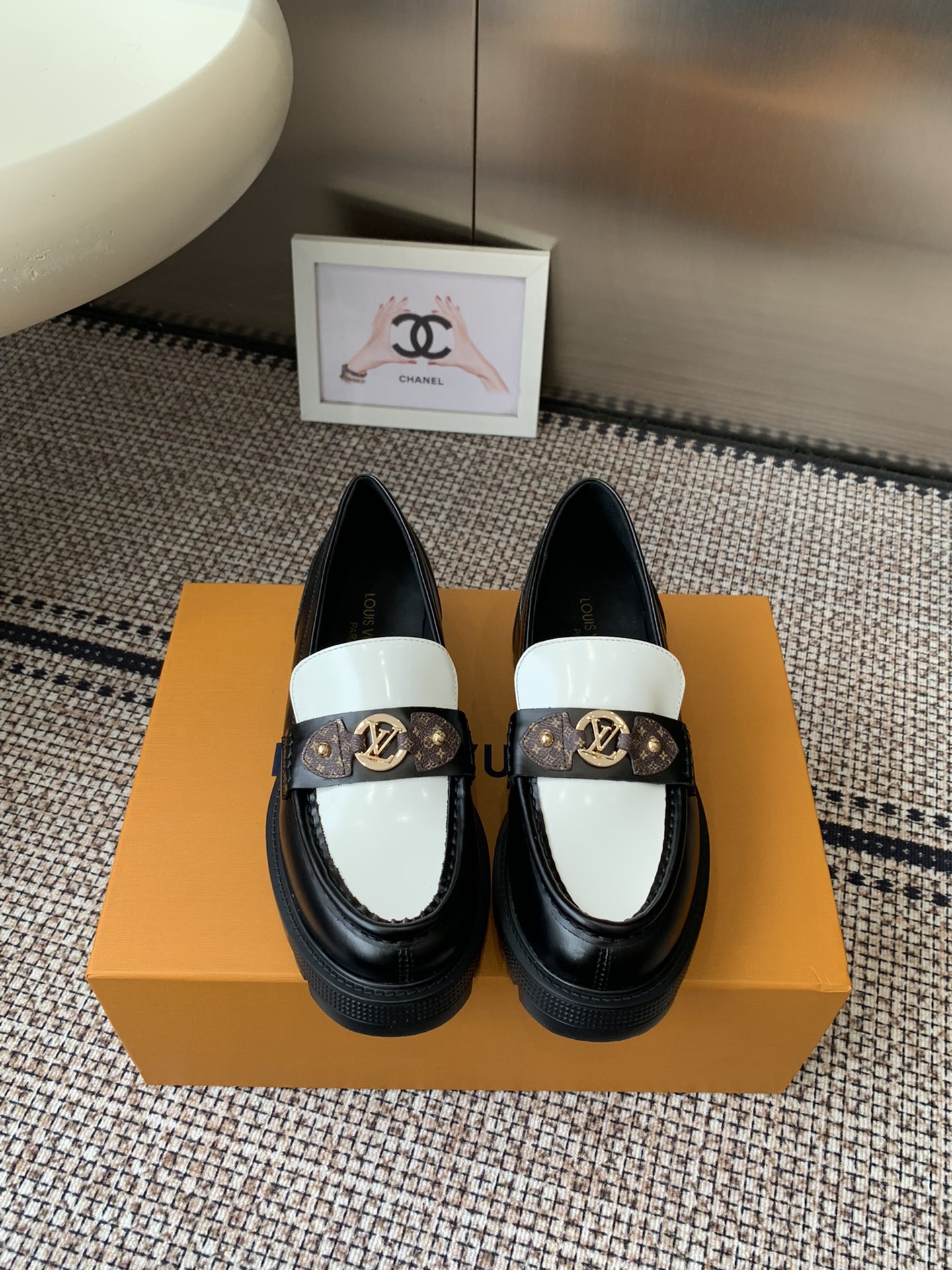 NO:615474,LouIs Vuitton Louis Vuitton's new single shoes and small leather shoes, loafers, last-shaped versatile slim foot yyds. Three-dimensional and full shape, full of handsomeness, comfortable on the feet, very retro style, full of aura, original presbyopia and metal chain design style is very classic, perfect details, cool and trendy, upper imported open edge beaded cowhide, cowhide foot pads, code number: 35-41 (customized at 40.41), loafers, louis  vuitton,louis vuitton,loafers,cowhide19860909LouIs Vuitton 路易威登 新款单鞋小皮鞋 乐福鞋 楦型百搭瘦脚yyds.造型立体饱满,帅气十足 上脚舒适 非常复古风、气场十足 原版老花加金属链条设计风格非常经典 细节完美 酷炫 潮派 鞋面进口开边珠牛皮 牛里垫脚 码数: 35-41（40.41定做）,乐福鞋,louis vuitton,louis vuitton,loafers,cowhide,Women's Shoes