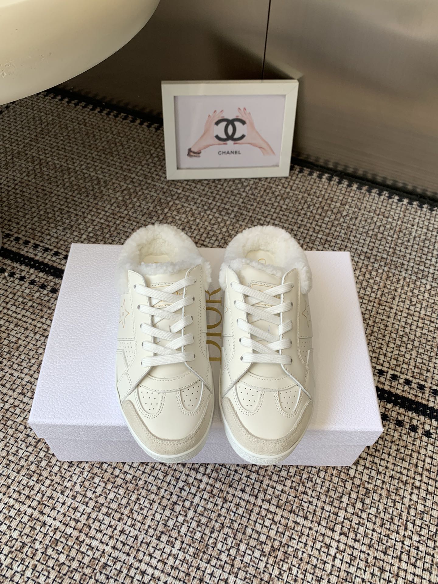 NO:615470,Dior Dior autumn and winter new style furry slippers and half slippers, classic, high-end, elegant, gentle and casual, super invincible on the feet, good-looking and comfortable, showing temperament, imported sheep curly fabric, soft and comfortable, wool lining, original outsole, size 35-40 (customized in 40), casual shoes/sports shoes, furry shoes, dior, dior, sneakers, slippers19860909Dior 迪奥 秋冬新款 毛毛拖鞋半拖 经典高级优雅温柔随心所欲 上脚超级无敌好看舒服 彰显气质 面料进口羊卷毛 柔软舒适 内里羊毛 鞋底原版大底 码数35-40（40定做）,休闲鞋/运动鞋毛毛鞋,dior,dior,sneakers,slippers,Women's Shoes