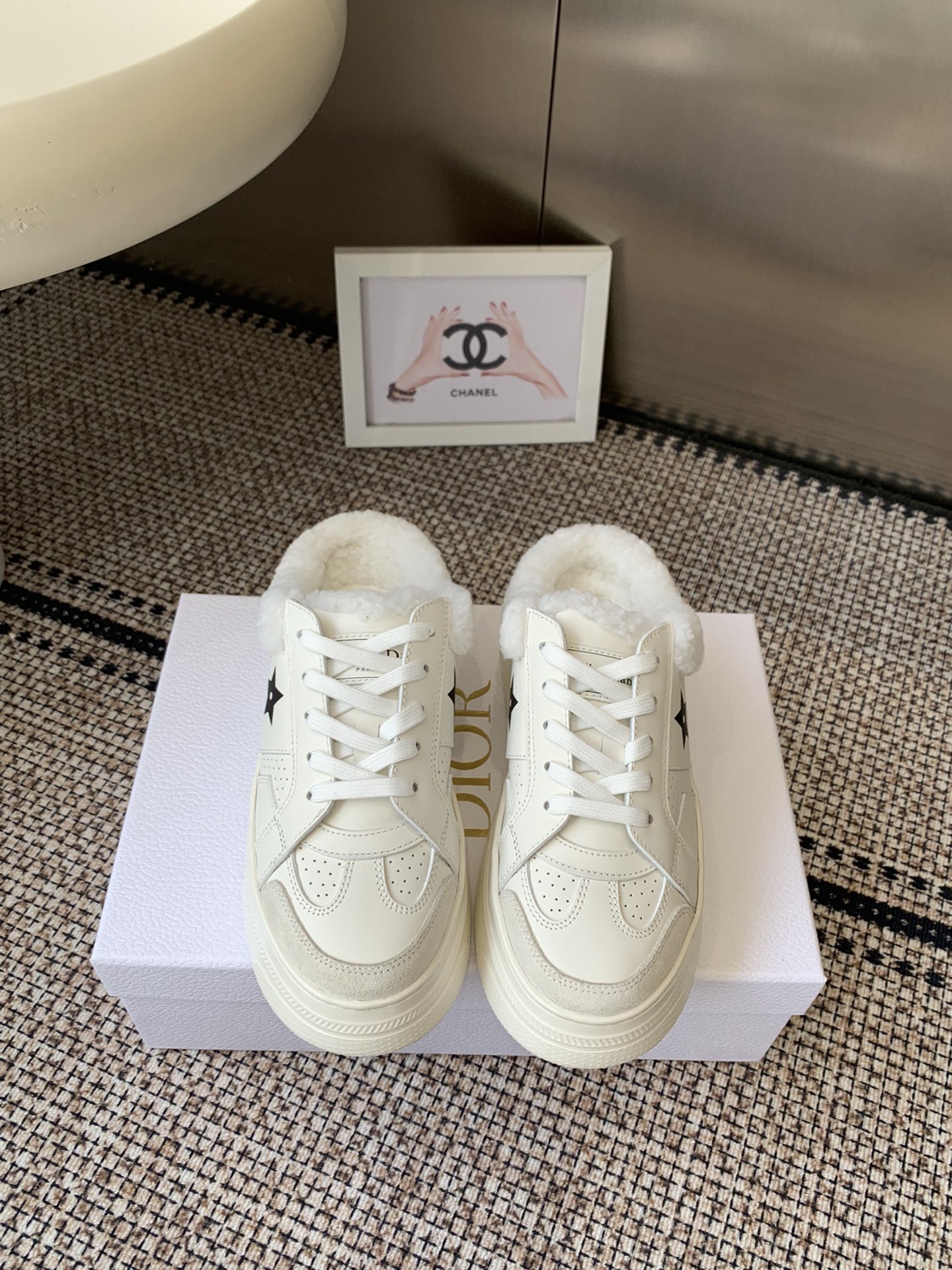 NO:615472,Dior Dior's new autumn and winter thick-soled furry slippers and half-slippers, classic, high-end, elegant, gentle and casual, super invincible on the feet, good-looking and comfortable, showing temperament, imported sheep curly fabric, soft and comfortable, wool lining, original outsole, size 35-40 (40 customized), casual shoes/sports shoes, furry shoes, dior, dior, sneakers, slippers19860909Dior 迪奥 秋冬新款 厚底 毛毛拖鞋半拖 经典高级优雅温柔随心所欲 上脚超级无敌好看舒服 彰显气质 面料进口羊卷毛 柔软舒适 内里羊毛 鞋底原版大底 码数35-40（40定做）,休闲鞋/运动鞋毛毛鞋,dior,dior,sneakers,slippers,Women's Shoes