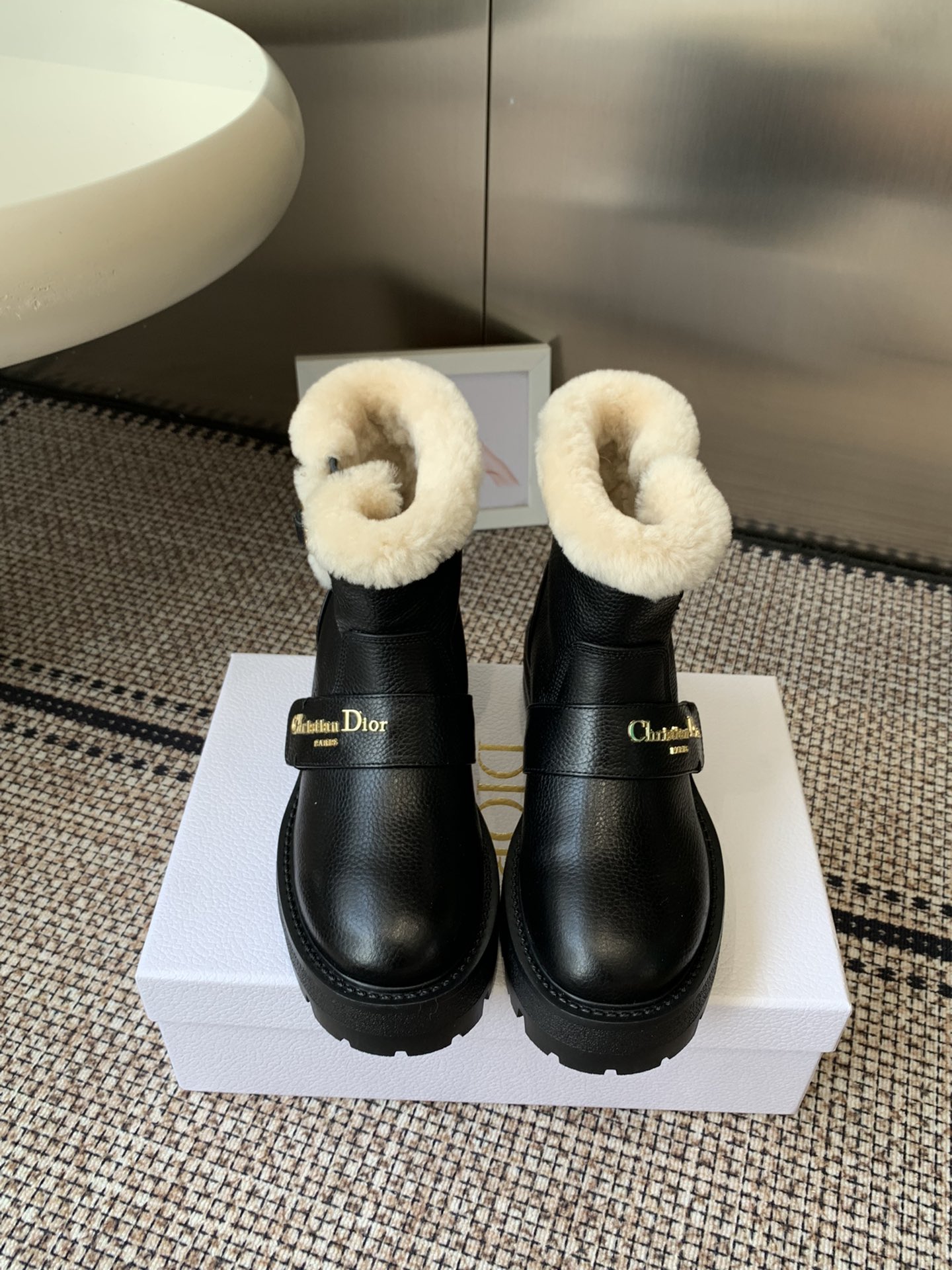 NO:615485,DIOR Dior's new autumn and winter products are stylish woolen short boots and Martin boots. Fashionable and warm in winter. Full cowhide. Thick lamb wool. The boot shape shows long legs. Whether it is paired with floor-length jeans for a casual and relaxed look or a mini skirt for a hot girl style, it can be perfectly adapted. It is the 'master key' to autumn and winter wear. Sisters who are struggling with autumn and winter boots close their eyes and rush!  Upper cowhide, lining lambswool, non-slip rubber backing, size 35-40 (40.41. customized), boots, dior, dior, boots, skirts, jeans, cowhide19860909DIOR 迪奥 秋冬新品 一脚蹬时尚羊毛短靴马丁靴 冬季时尚保暖 全牛皮面 加厚羊羔毛 靴型超显腿长 不管是配拖地牛仔裤走随性松弛感 还是搭迷你裙玩辣妹风 都能完美适配,秋冬穿搭“万能钥匙”就是它 纠结秋冬靴子的姐妹闭眼冲！ 鞋面牛皮 内里 羊羔毛 防滑橡胶底片 码数35-40（40.41.定做）,靴子,dior,dior,boots,skirts,jeans,cowhide,Women's Shoes