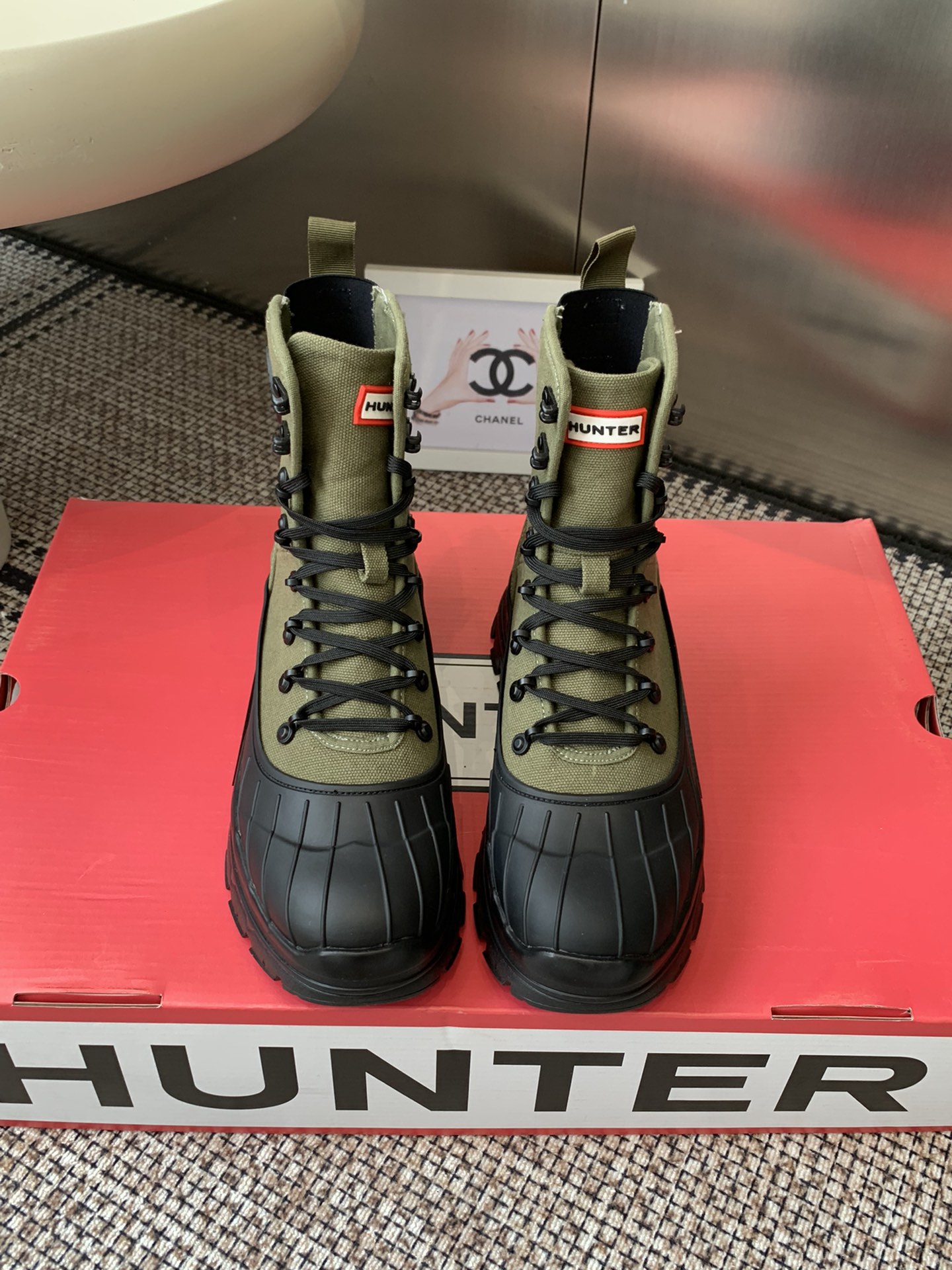 NO:615487,HUNTER's latest Martin boots for autumn and winter. Many celebrities and Internet celebrities have planted the same style. Fashion bloggers recommend this item in autumn and winter!  The super popular brand of rain boots has finally released regular Martin boots. Retro European and American style. A must-have item for the street. Brand logo embellishment. Very high-end and elegant. Short boots and long boots that can be worn in all seasons. Lasted by professional boot masters. The foot feels super comfortable. The upper is made of original customized calfskin and the lining is silk cowhide. The original molded non-slip outsole size: 35-40 (40 is custom-made and cannot be returned or exchanged), boots, boots, rain boots, cowhide19860909HUNTER 秋冬最新款 马丁靴 超多明星网红种草 时尚博主同款 秋冬力推单品！超火的雨靴品牌 终于出常规马丁靴了 复古欧美风格 炸街必备单品 品牌logo点缀 非常高端有气质 四季可穿的短靴 长靴 专业靴子师傅调楦 脚感超级舒服 鞋面采用原版定制小牛皮、内里垫脚丝绸牛皮里 原版开模防滑大底码数:35-40（40定做不退换）,靴子,boots,rain boots,cowhide,Women's Shoes