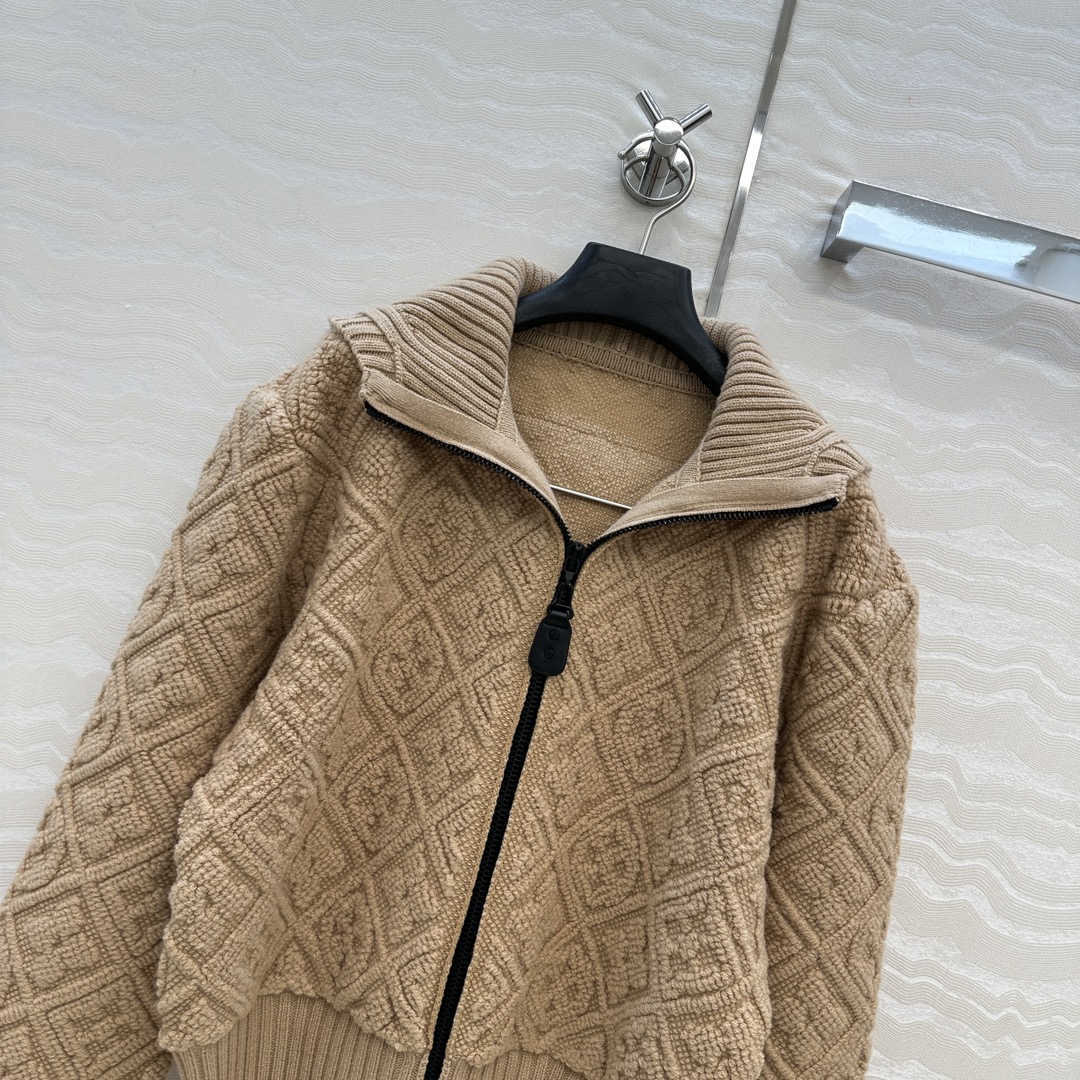 独家首发❤️原单品质💕lou神仙颜值滑雪系列限定新品！超有氛氛围的奶茶色MONOGRAM提花羊绒外套！短