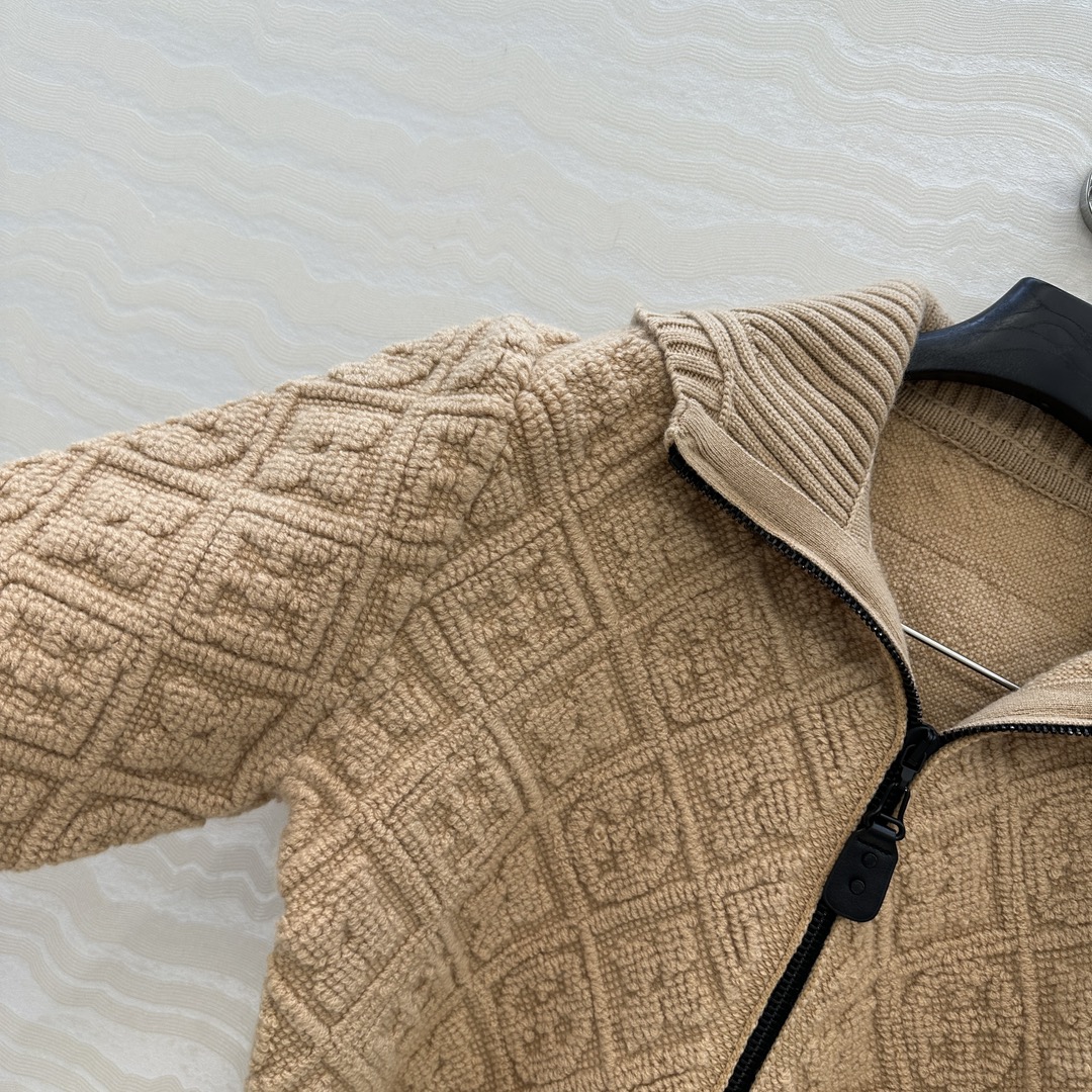 独家首发❤️原单品质💕lou神仙颜值滑雪系列限定新品！超有氛氛围的奶茶色MONOGRAM提花羊绒外套！短