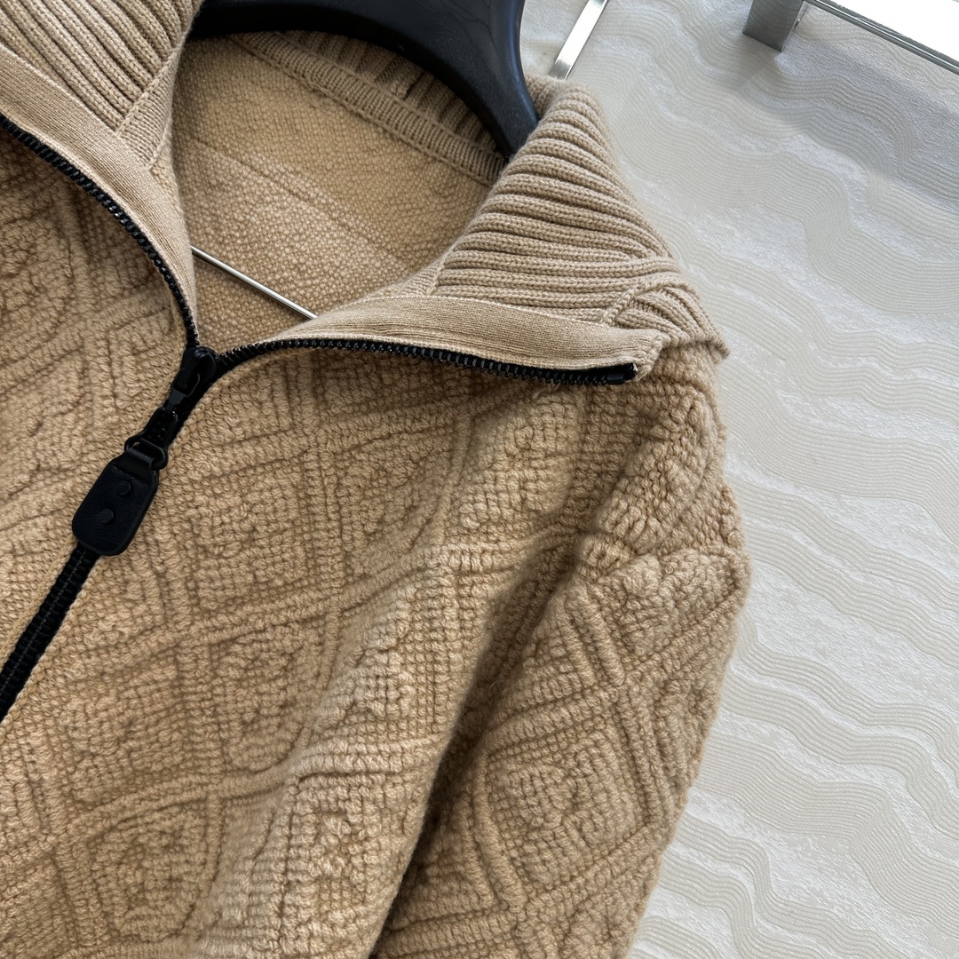 独家首发❤️原单品质💕lou神仙颜值滑雪系列限定新品！超有氛氛围的奶茶色MONOGRAM提花羊绒外套！短