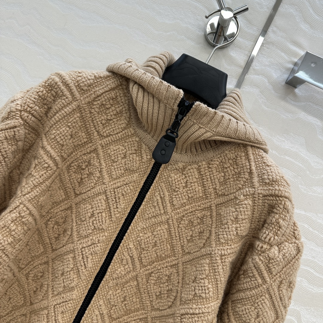 独家首发❤️原单品质💕lou神仙颜值滑雪系列限定新品！超有氛氛围的奶茶色MONOGRAM提花羊绒外套！短