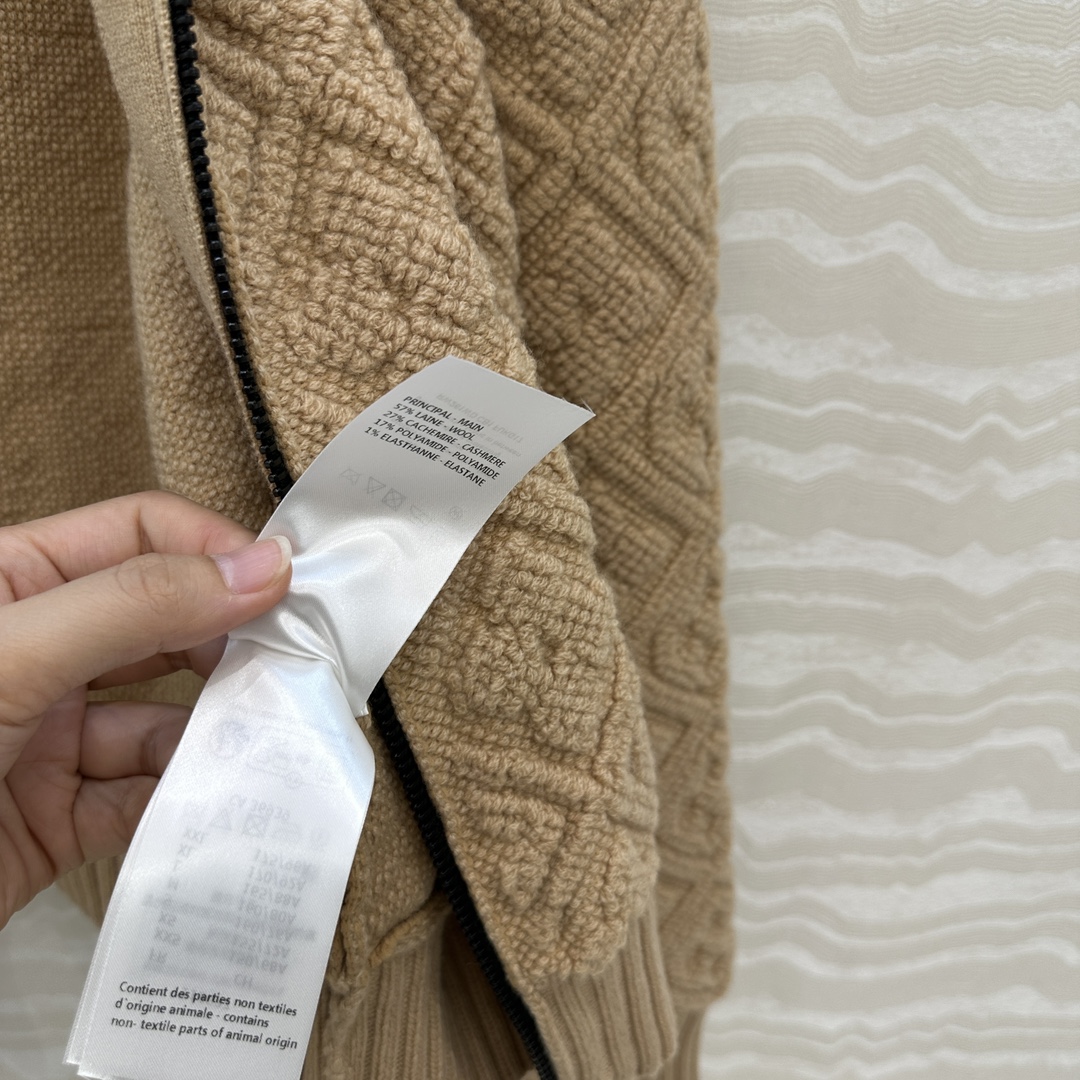 独家首发❤️原单品质💕lou神仙颜值滑雪系列限定新品！超有氛氛围的奶茶色MONOGRAM提花羊绒外套！短