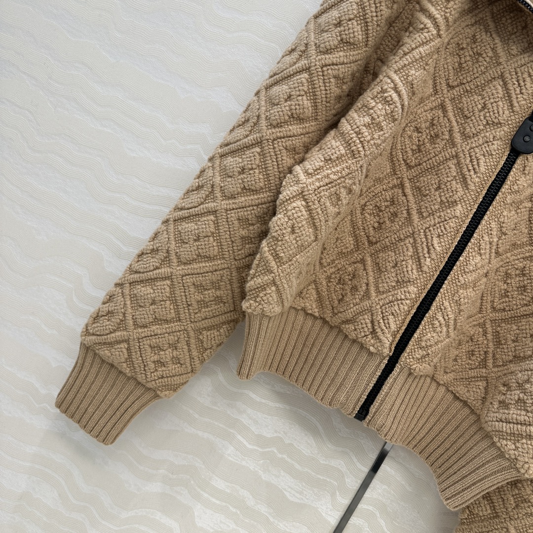 独家首发❤️原单品质💕lou神仙颜值滑雪系列限定新品！超有氛氛围的奶茶色MONOGRAM提花羊绒外套！短