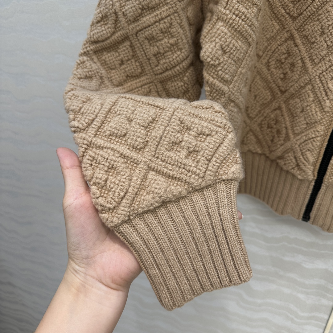 独家首发❤️原单品质💕lou神仙颜值滑雪系列限定新品！超有氛氛围的奶茶色MONOGRAM提花羊绒外套！短