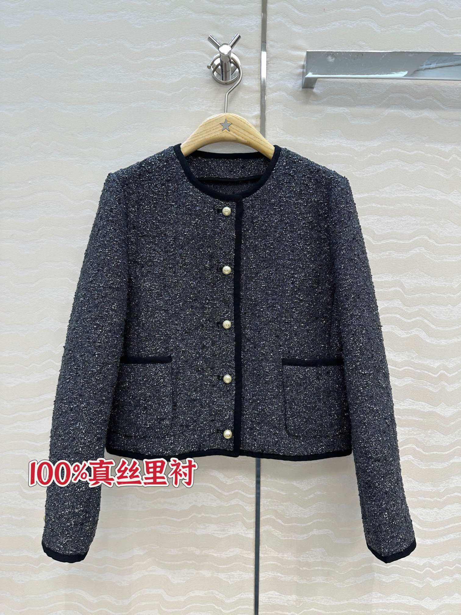 独家首发❤️高端原单品质！认准我家100%真丝里衬。Miss D 25秋冬新品限定灰金经典箱型圆领西装小