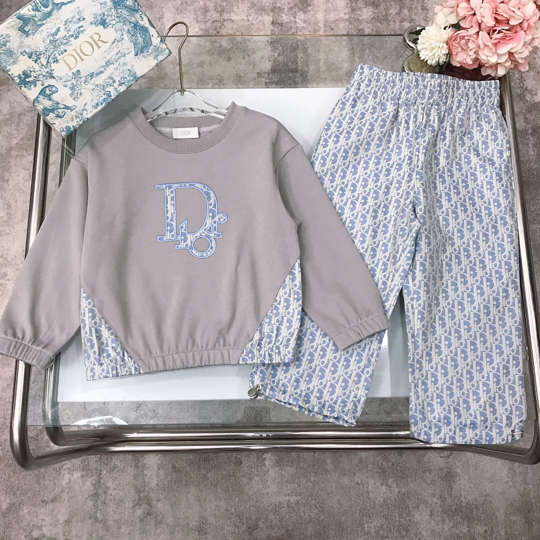 NO:578912,[Available now] Size 90- DIO* Autumn new style~Set Limited series [Pullover sweatshirt and trousers] New style in the cabinet~Both male and female babies can wear it. Exquisite pure cotton terry sweatshirt with chest logo webbing embroidered LOGO logo and full jacquard logo trousers made of 320g terry cotton fabric. Soft and comfortable, simple and fashionable. Craftsmanship superimposed. Visible high quality. Super stylish and good-looking. Color gray  size90--110-120-130-140-[CM] Full set of packaging 10, clothes, dior, hoodie, sweatshirts,19860909【现货发】  尺寸90-  DIO* 秋季新款～套装 限定系列【套头卫衣长裤】柜子同步新款～男女宝宝均穿 精致纯棉毛圈卫衣棉搭配胸前logo织带刺绣LOGO标志搭配全面提花logo长裤采用克重320g毛圈纯棉面料材质制作 柔软舒适 简约时尚 工艺叠加 看得见的高品质 超级有型又好看 颜色灰色 size90--110-120-130-140-【CM】 全套包装10,衣服,dior,hoodie,sweatshirts,,Children's